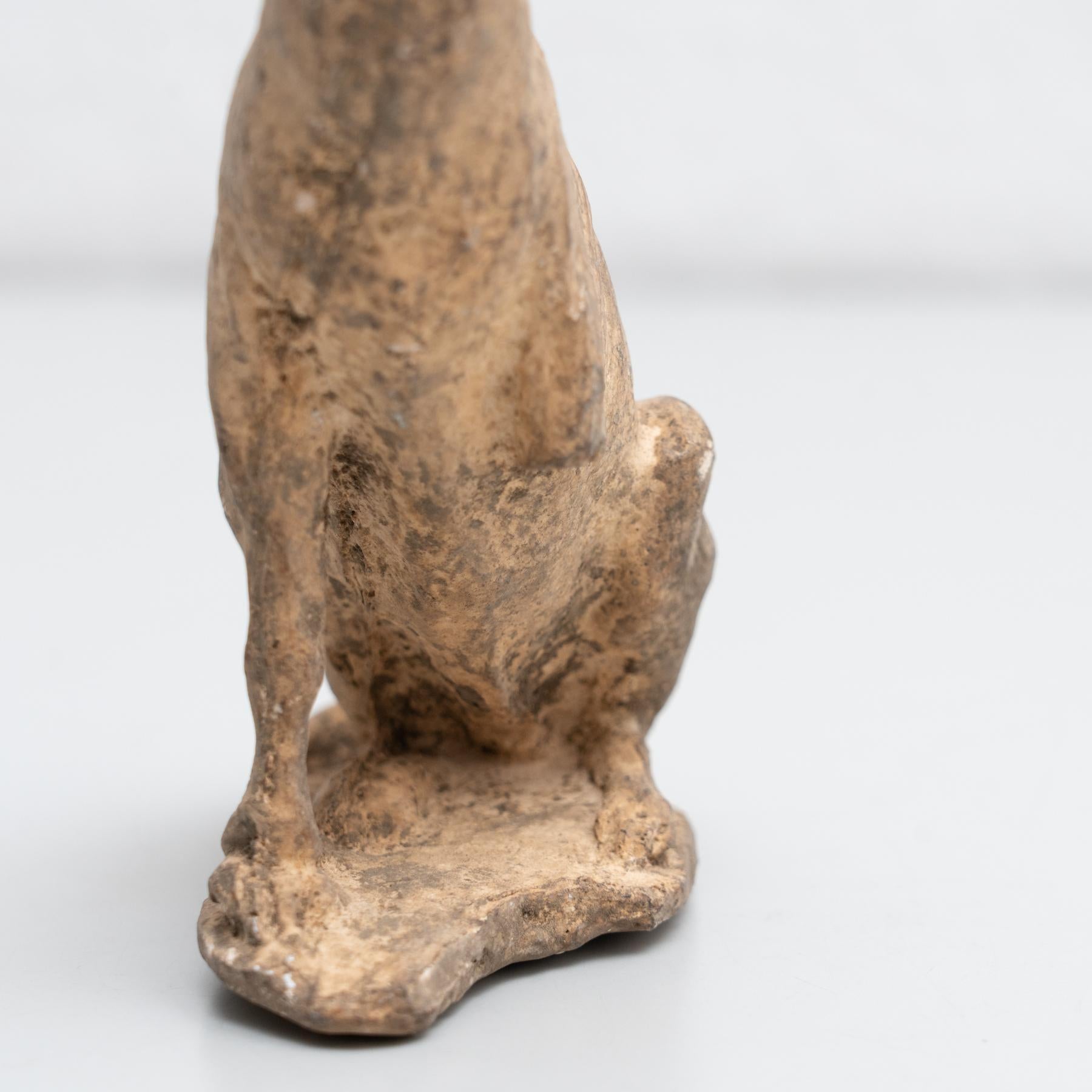 Figura di cane tradizionale in gesso, 1950 circa in vendita 1