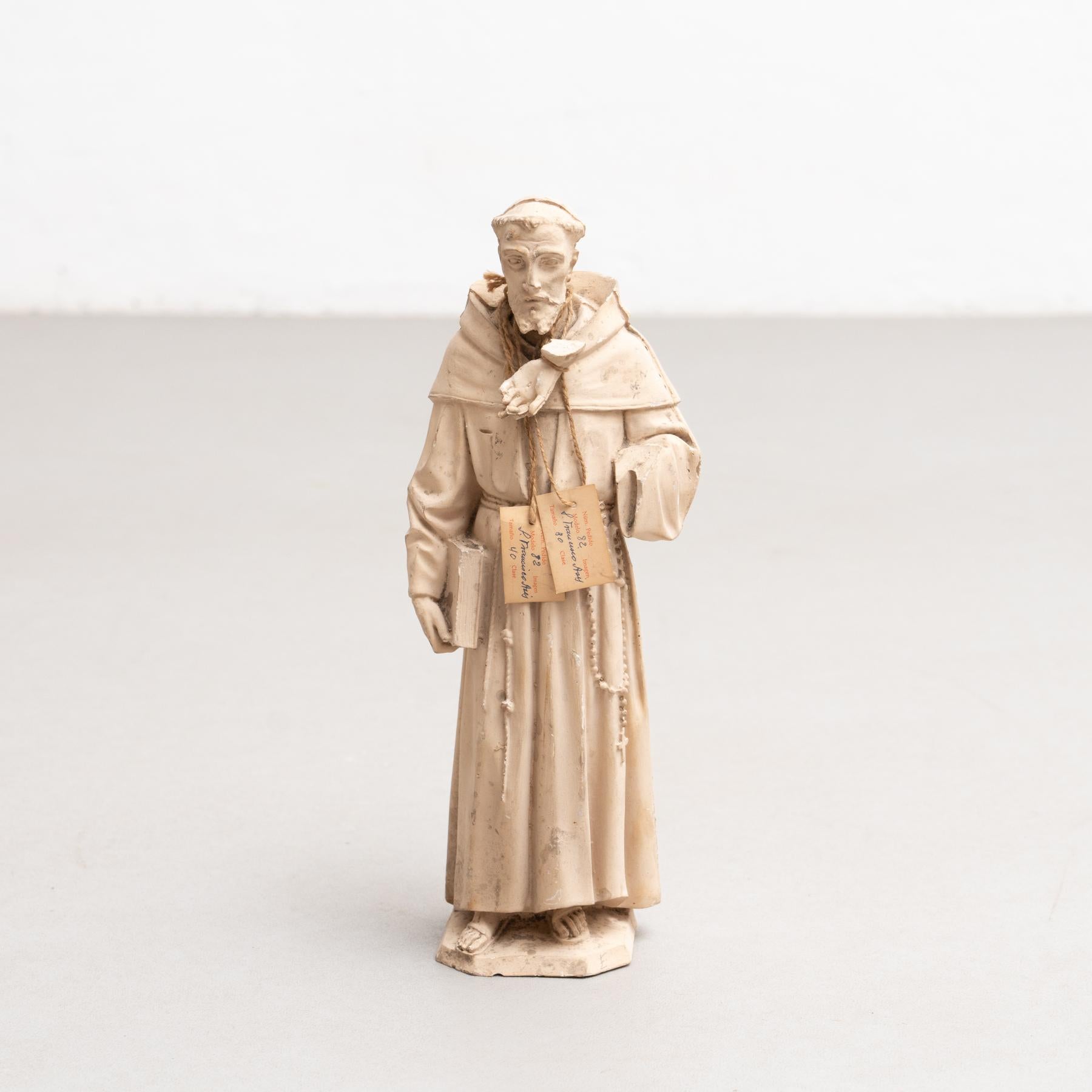 Figure religieuse traditionnelle en plâtre représentant un saint.

Fabriqué dans un atelier catalan traditionnel à Olot, en Espagne, vers 1950.

En état d'origine, avec une usure mineure conforme à l'âge et à l'utilisation, préservant une belle