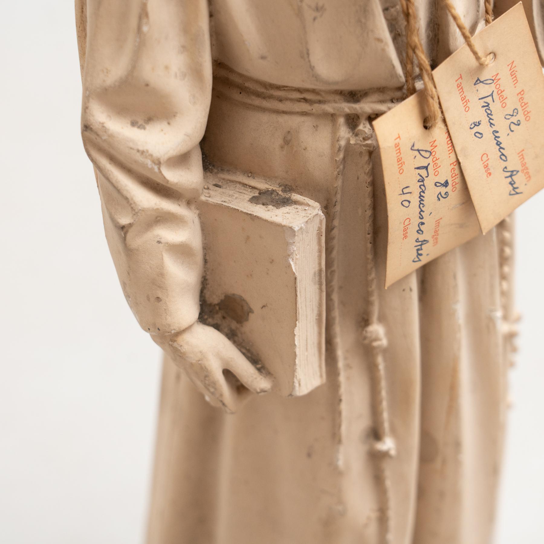 Milieu du XXe siècle Figure traditionnelle de saint en plâtre, vers 1950 en vente
