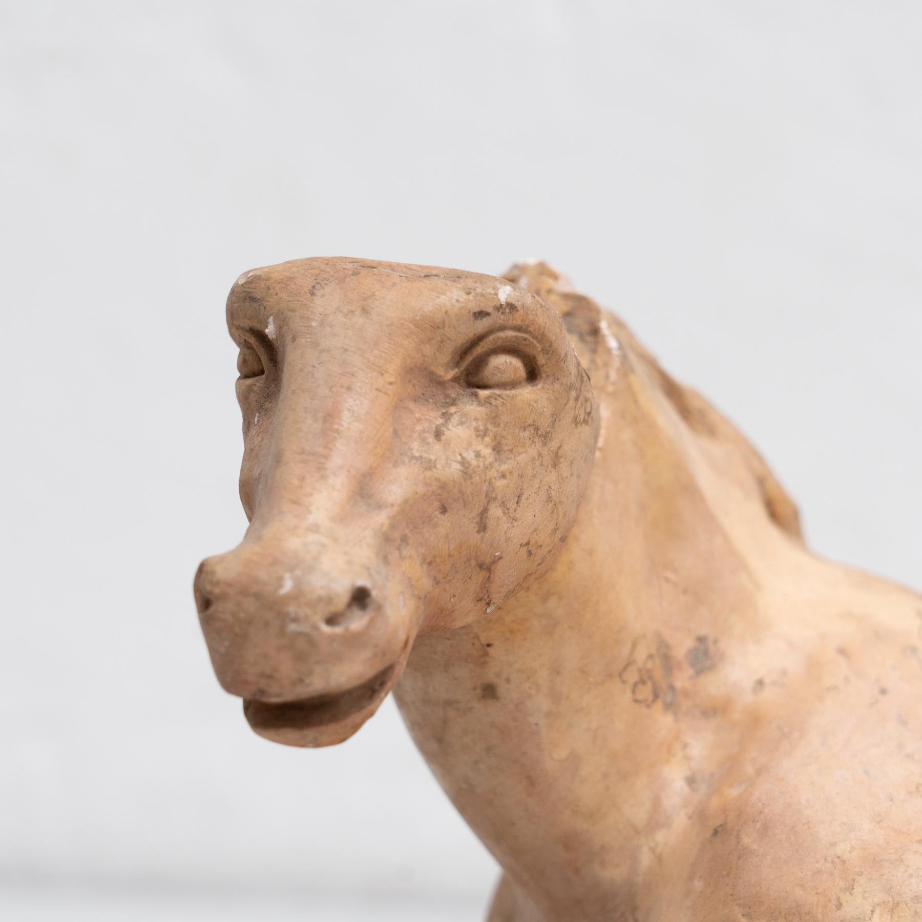 Figura tradizionale in gesso di un cavallo.    Realizzato nel tradizionale atelier catalano di Olot, Spagna, circa 1950.    In condizioni originali, con lievi usure dovute all'età e all'uso, che conservano una bella patina.    Olot ha una lunga