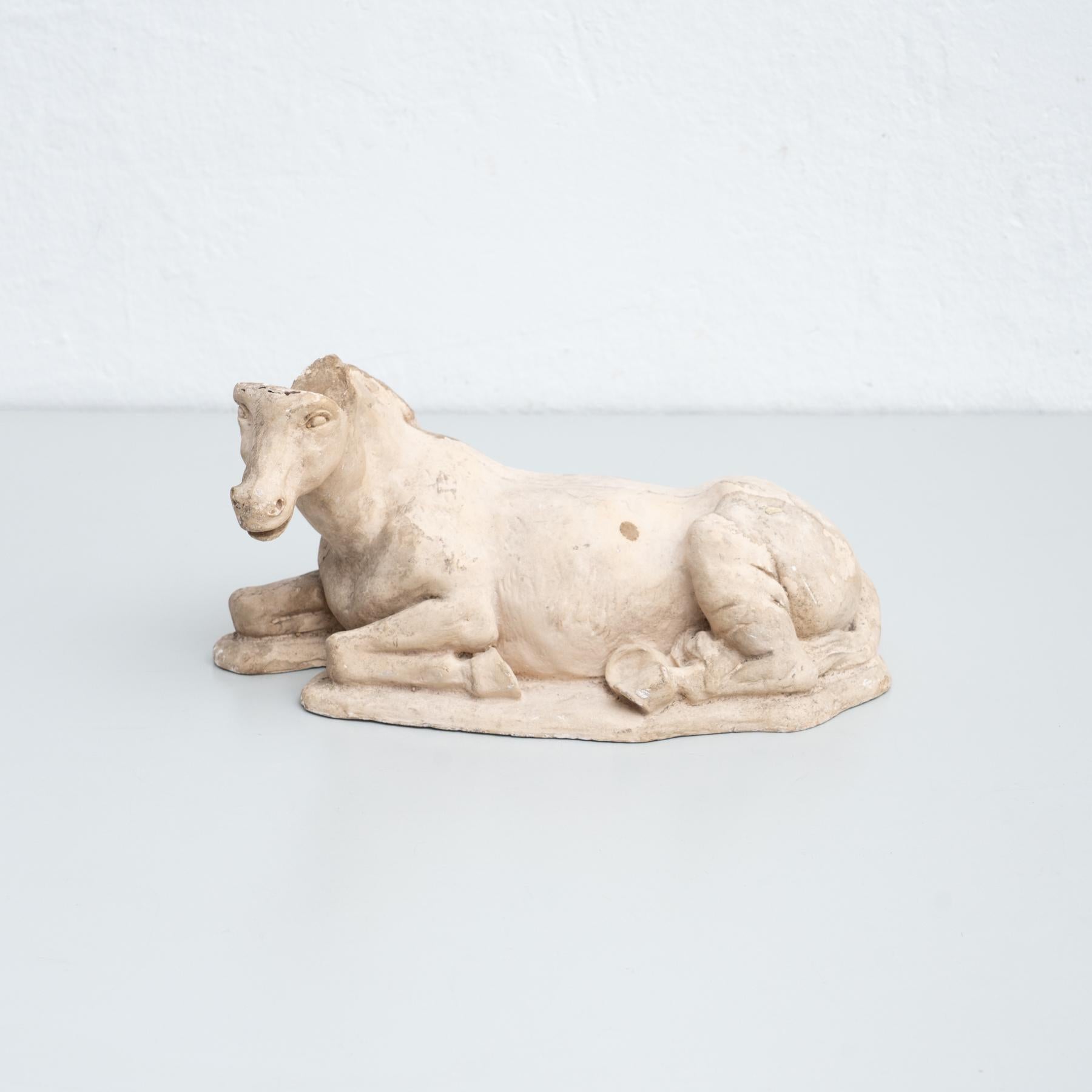 Figura tradicional de escayola de un caballo.    Fabricada en un taller tradicional catalán de Olot, España, hacia 1950.    En su estado original, con pequeños desgastes propios de la edad y el uso, conserva una hermosa pátina.    Olot tiene una