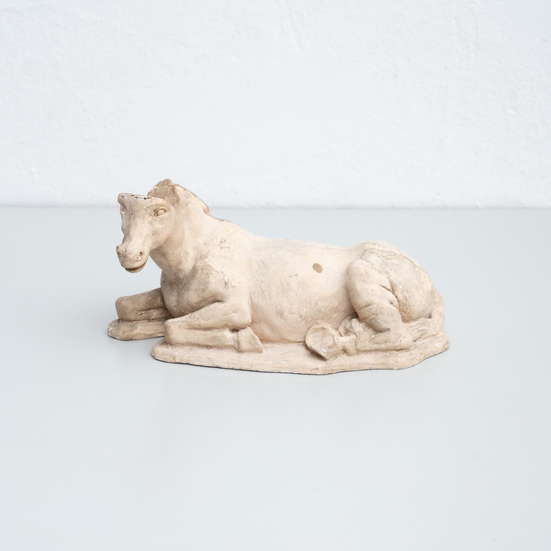 Figurine traditionnelle en plâtre représentant un cheval.

Fabriqué dans un atelier catalan traditionnel à Olot, en Espagne, vers 1950.

En état d'origine, avec une usure mineure conforme à l'âge et à l'utilisation, préservant une belle