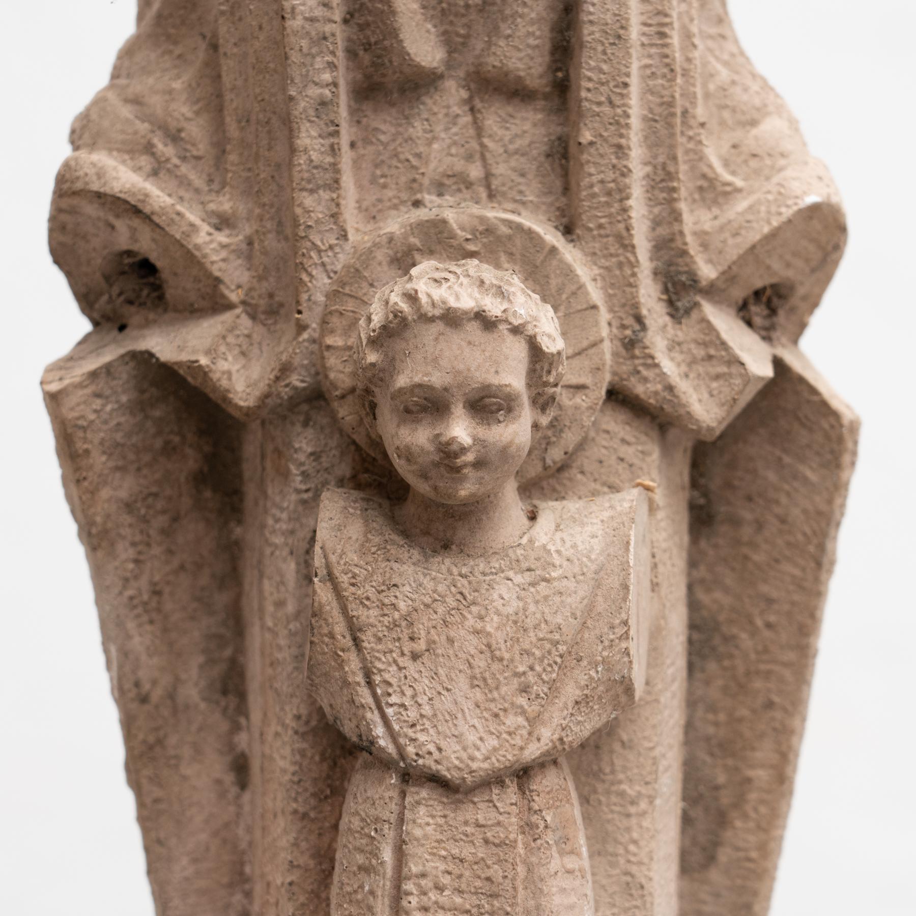 Figure de vierge espagnole traditionnelle en plâtre, vers 1950 en vente 5