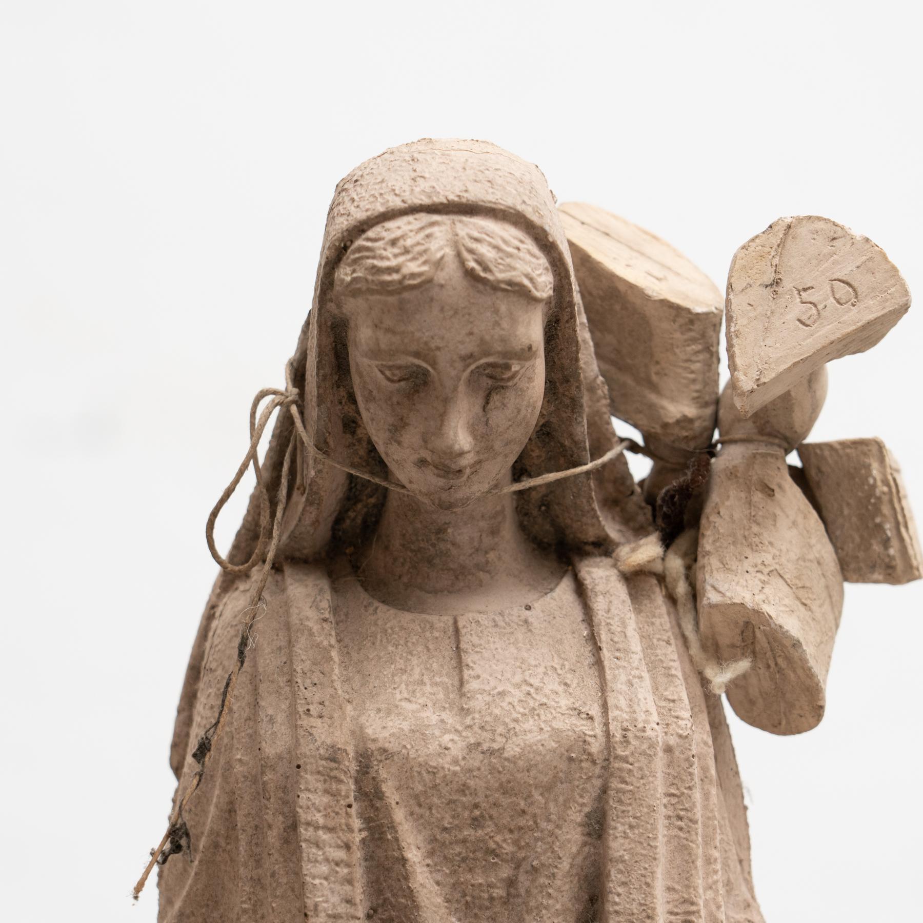 Figure de vierge espagnole traditionnelle en plâtre, vers 1950 en vente 6