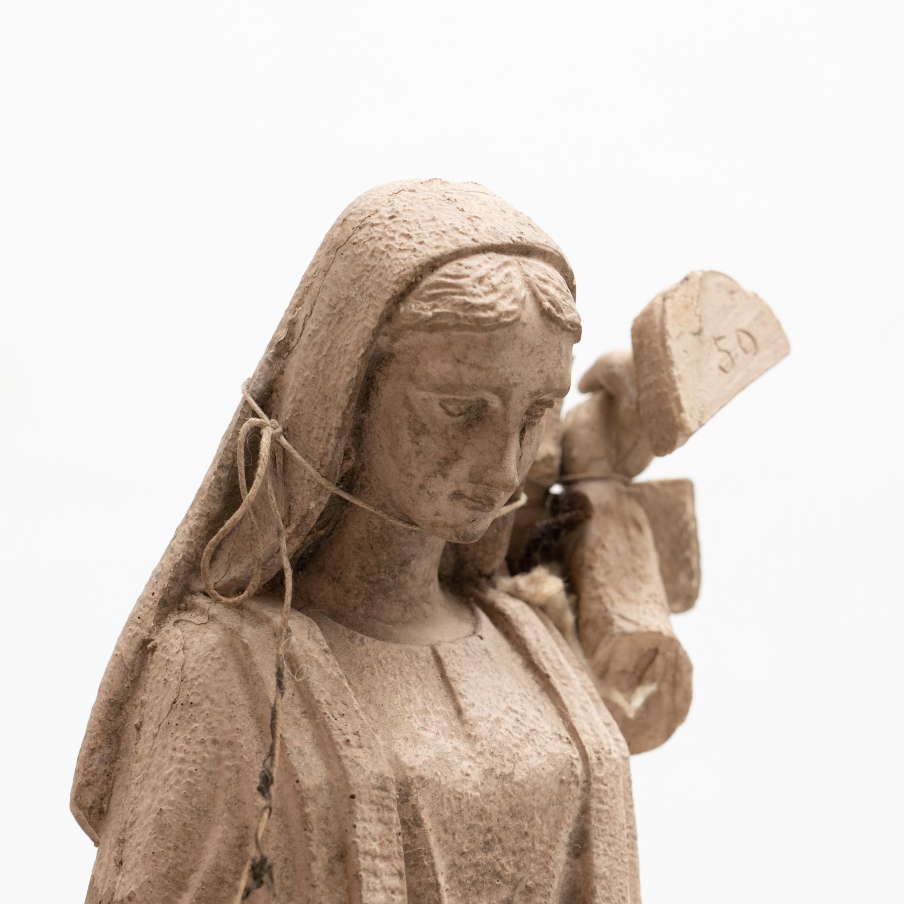 Figure de vierge espagnole traditionnelle en plâtre, vers 1950 en vente 10