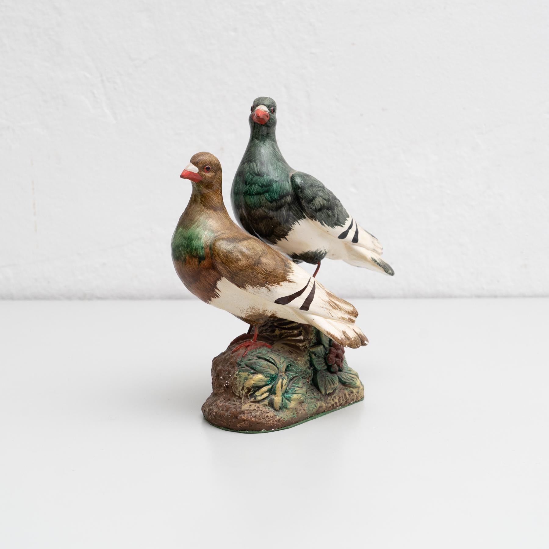 Rara figura in gesso di due colombe. Dipinto a mano.    Prodotto in Spagna, circa 1950.    In condizioni originali, con lievi usure dovute all'età e all'uso, che conservano una bella patina.    Materiali:  Gesso.