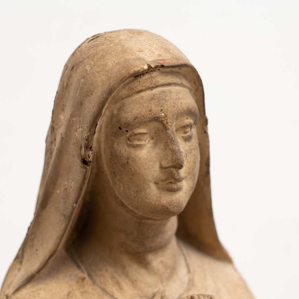 Plaster Virgin Traditional Figure, circa 1930 In Good Condition For Sale In Barcelona, ES