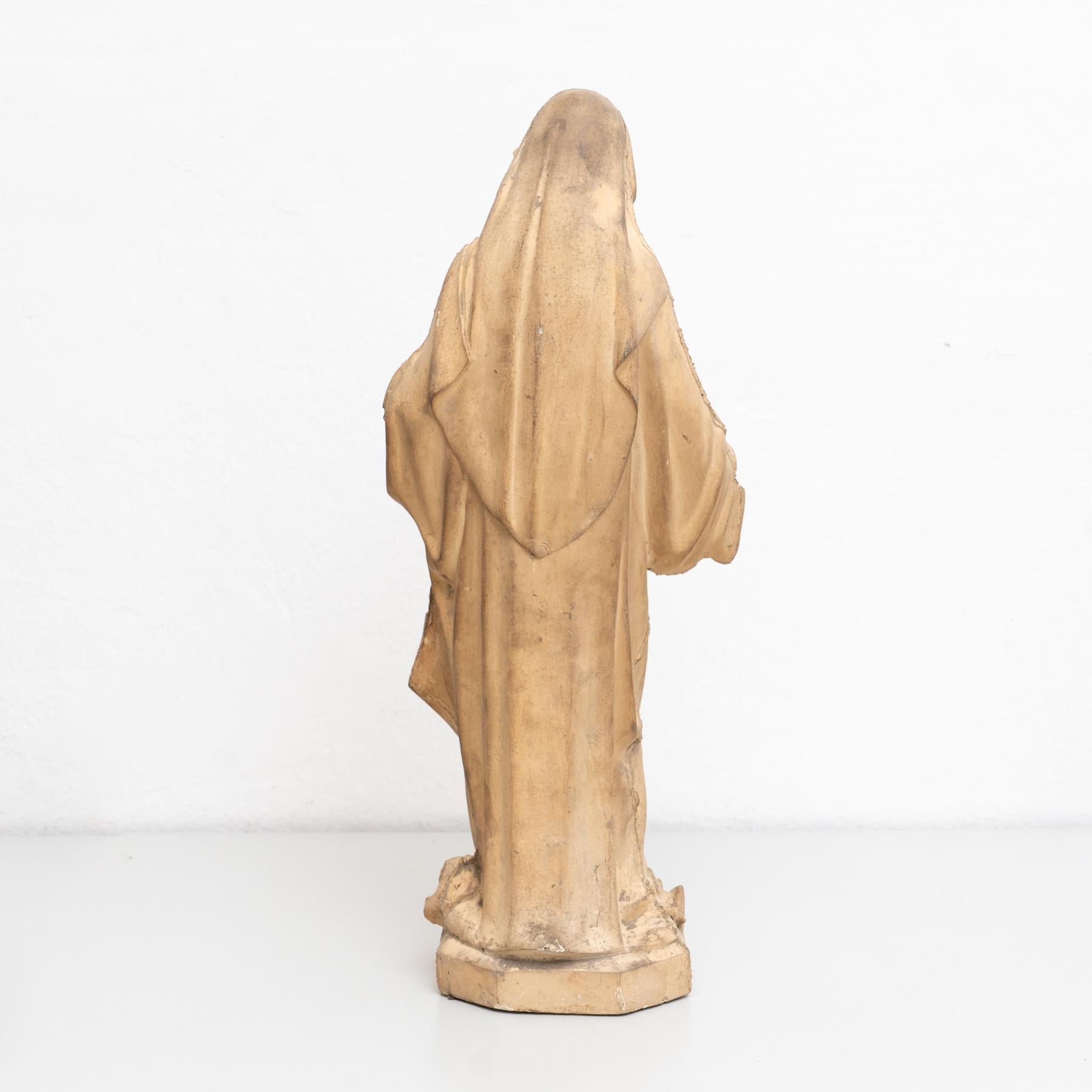 Vierge traditionnelle en plâtre, vers 1950 en vente 3
