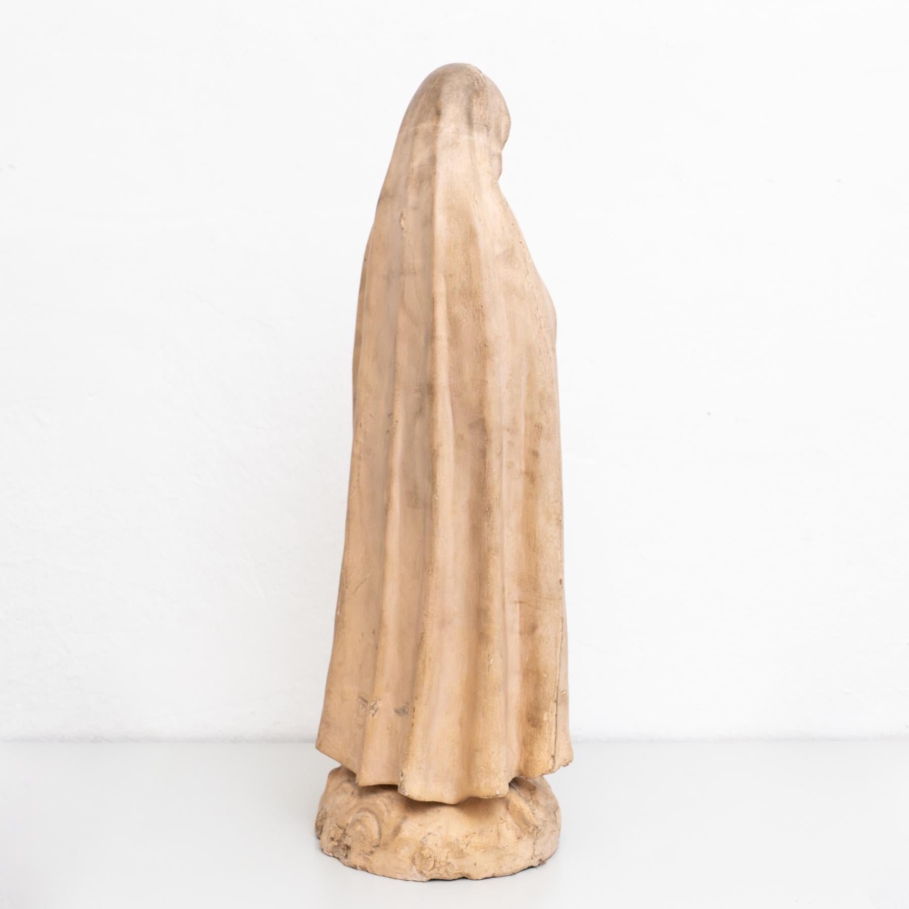 Vierge traditionnelle en plâtre, vers 1950 en vente 3