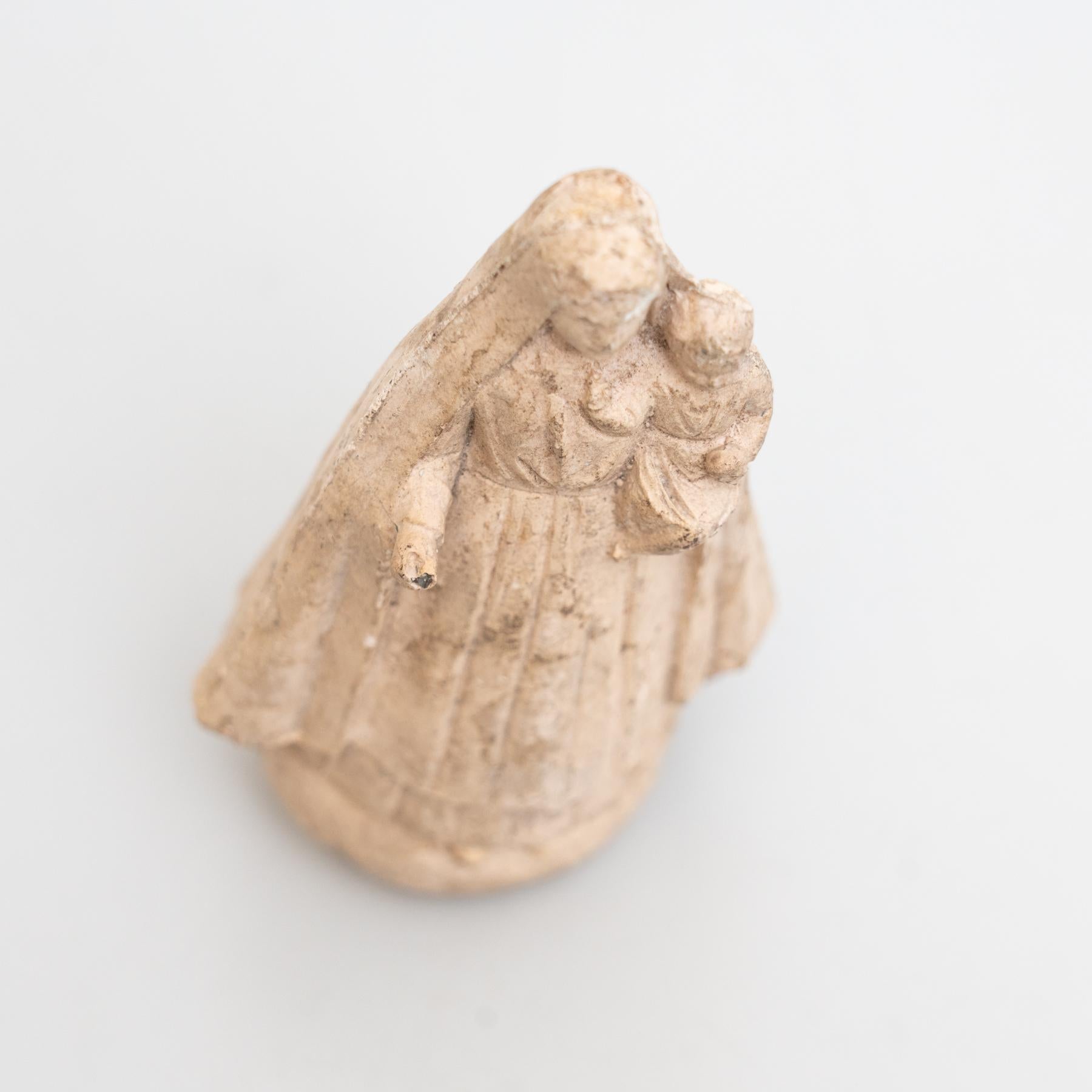 Vierge traditionnelle en plâtre, vers 1950 en vente 3