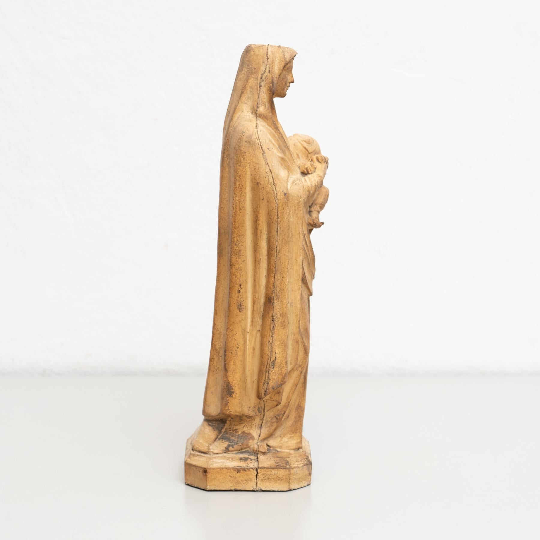 Figure traditionnelle vierge en pltre, datant d'environ 1950 en vente 3