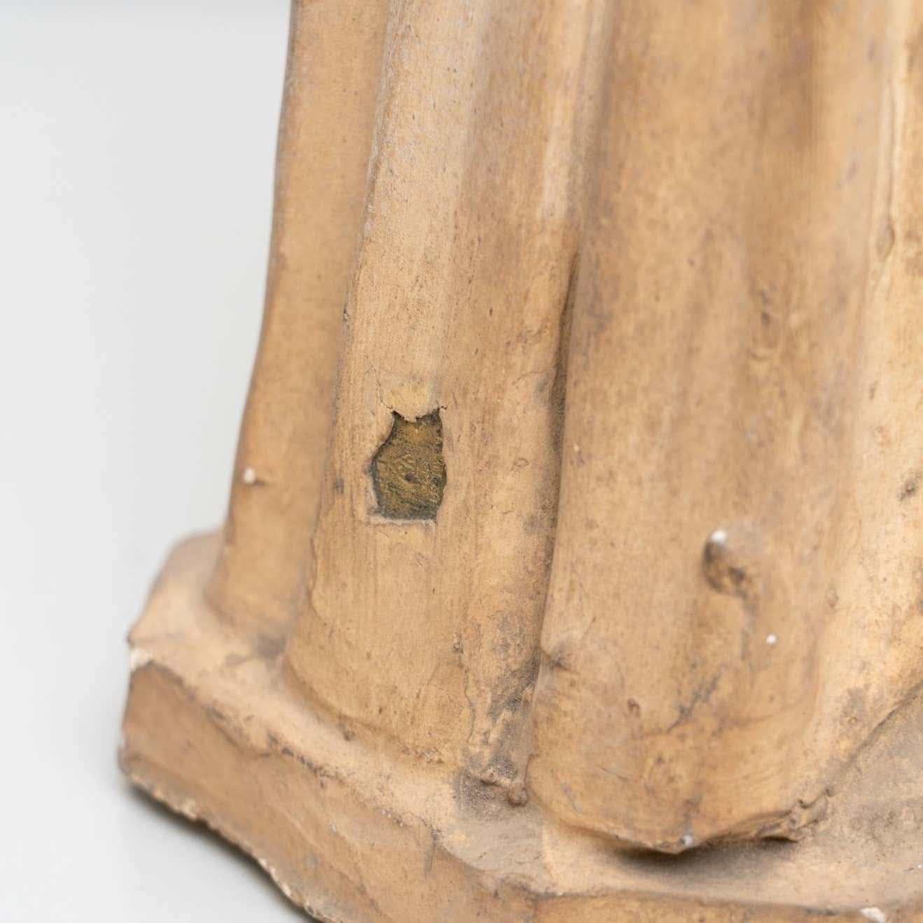 Figure traditionnelle vierge en plâtre, vers 1950 en vente 6
