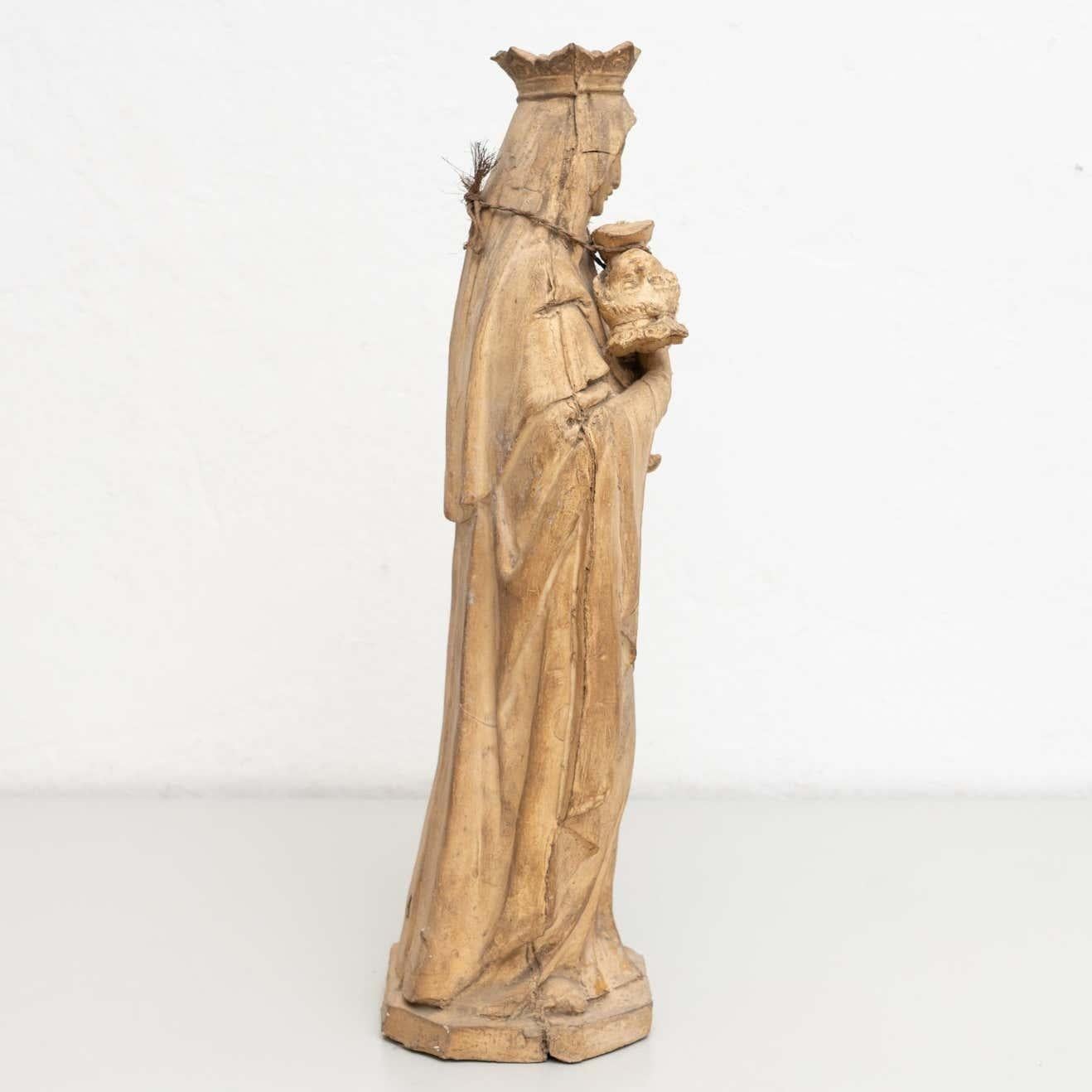 Figure traditionnelle vierge en plâtre, vers 1950 en vente 7