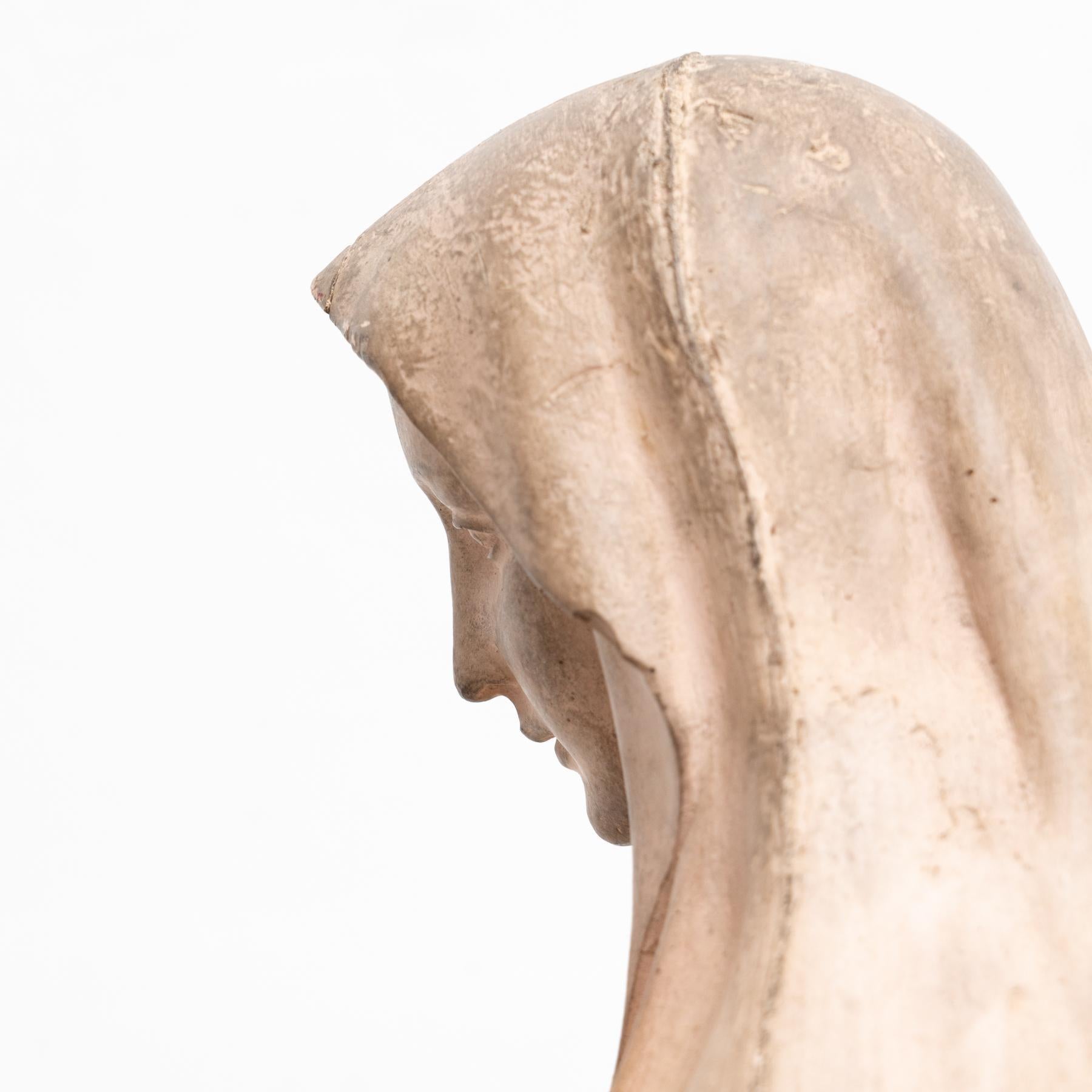 Vierge traditionnelle en plâtre, vers 1950 en vente 7