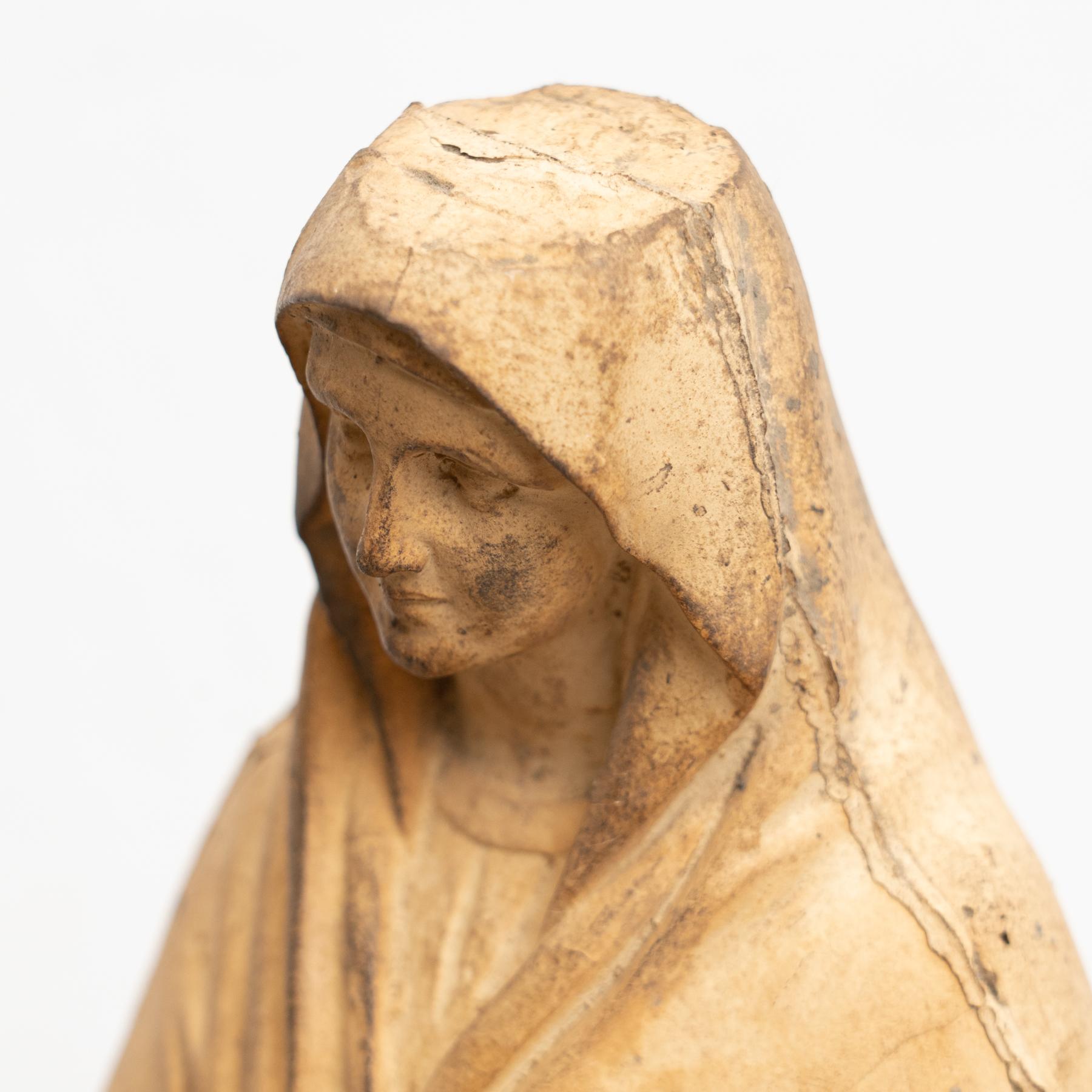 Traditionelle Jungfrauenfigur aus Gips, um 1950 im Angebot 9