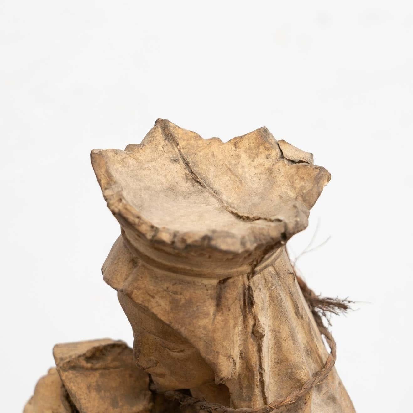 Figure traditionnelle vierge en plâtre, vers 1950 en vente 9