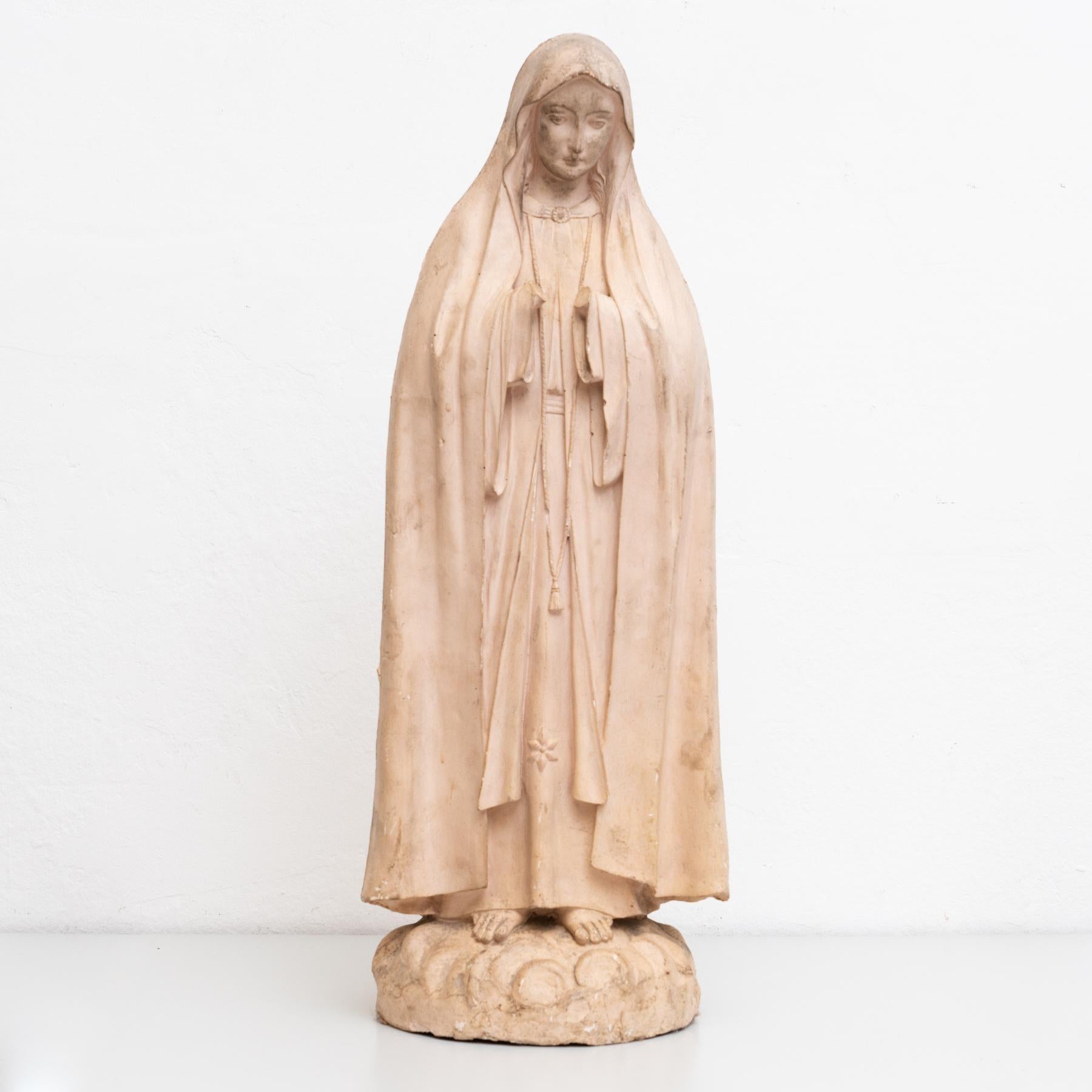 Figure religieuse traditionnelle en plâtre représentant une vierge.    Fabriqué dans un atelier catalan traditionnel à Olot, en Espagne, vers 1950.    En état d'origine, avec une usure mineure conforme à l'âge et à l'utilisation, préservant une