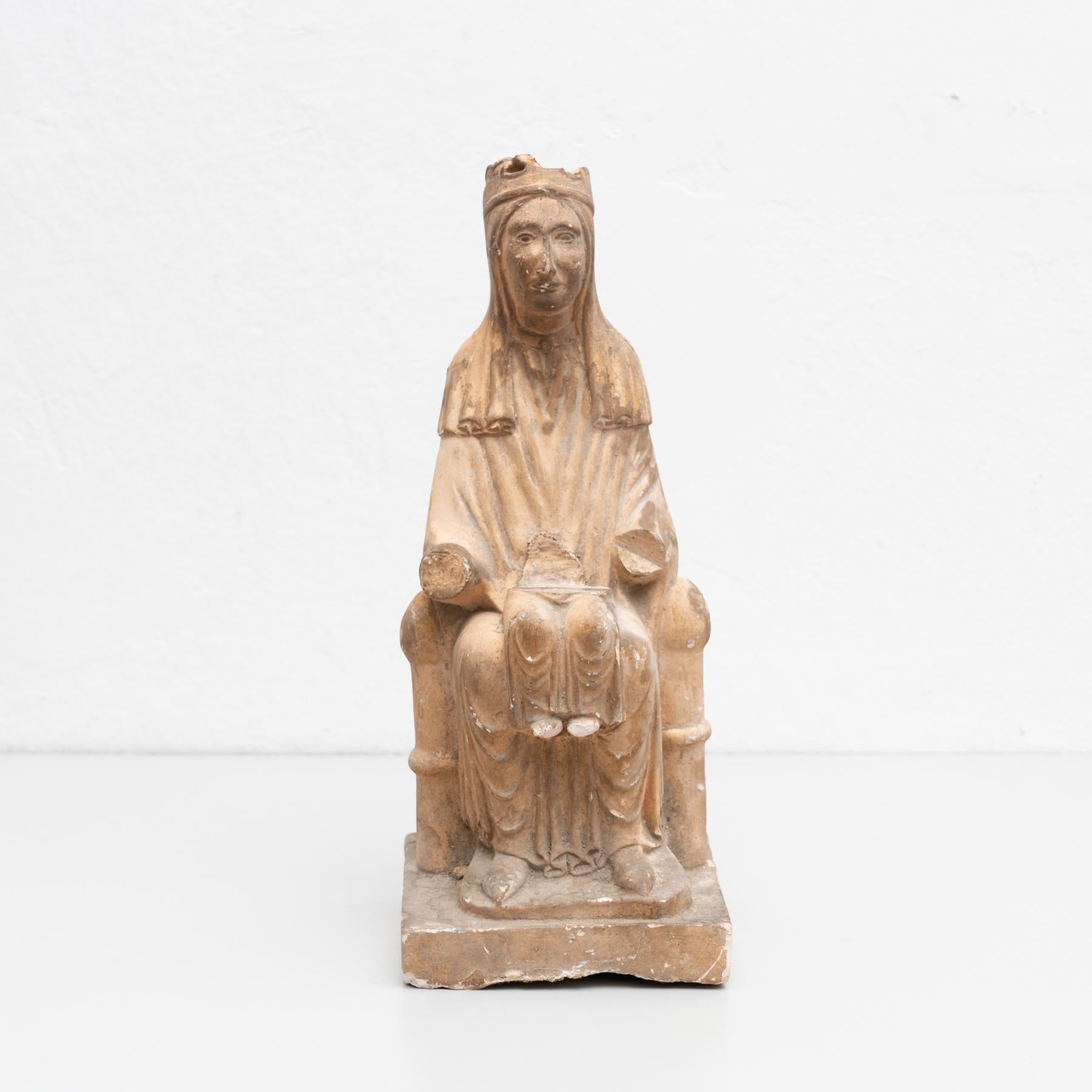 Figure religieuse traditionnelle en plâtre représentant une vierge.    Fabriqué dans un atelier catalan traditionnel à Olot, en Espagne, vers 1950.    En état d'origine, avec une usure mineure conforme à l'âge et à l'utilisation, préservant une