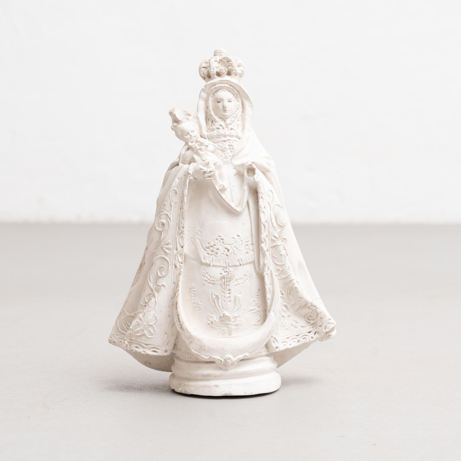 Moderne Figure traditionnelle vierge en plâtre, datant d'environ 1950 en vente