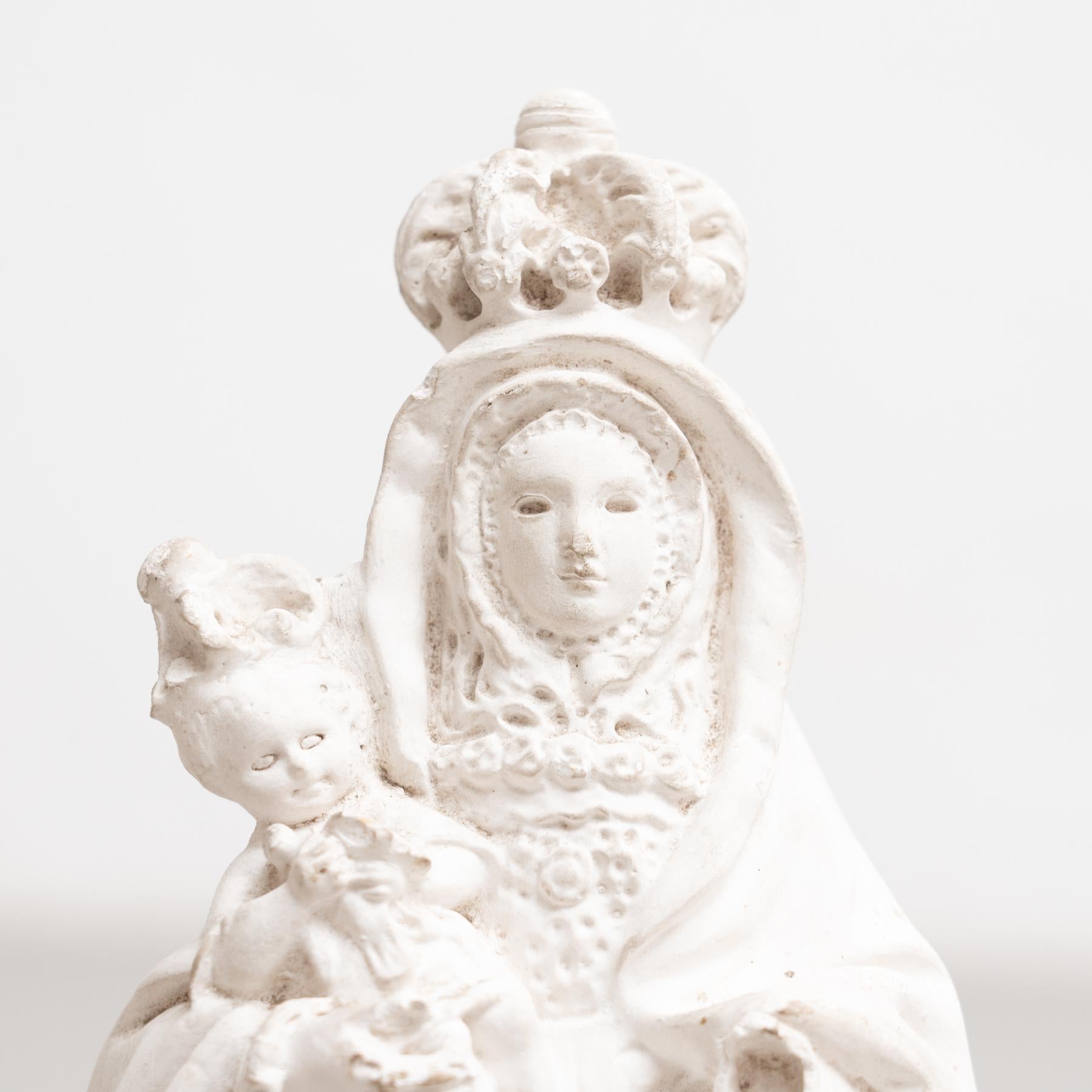 Plaster Virgin Traditional Figure, circa 1950 In Good Condition For Sale In Barcelona, ES