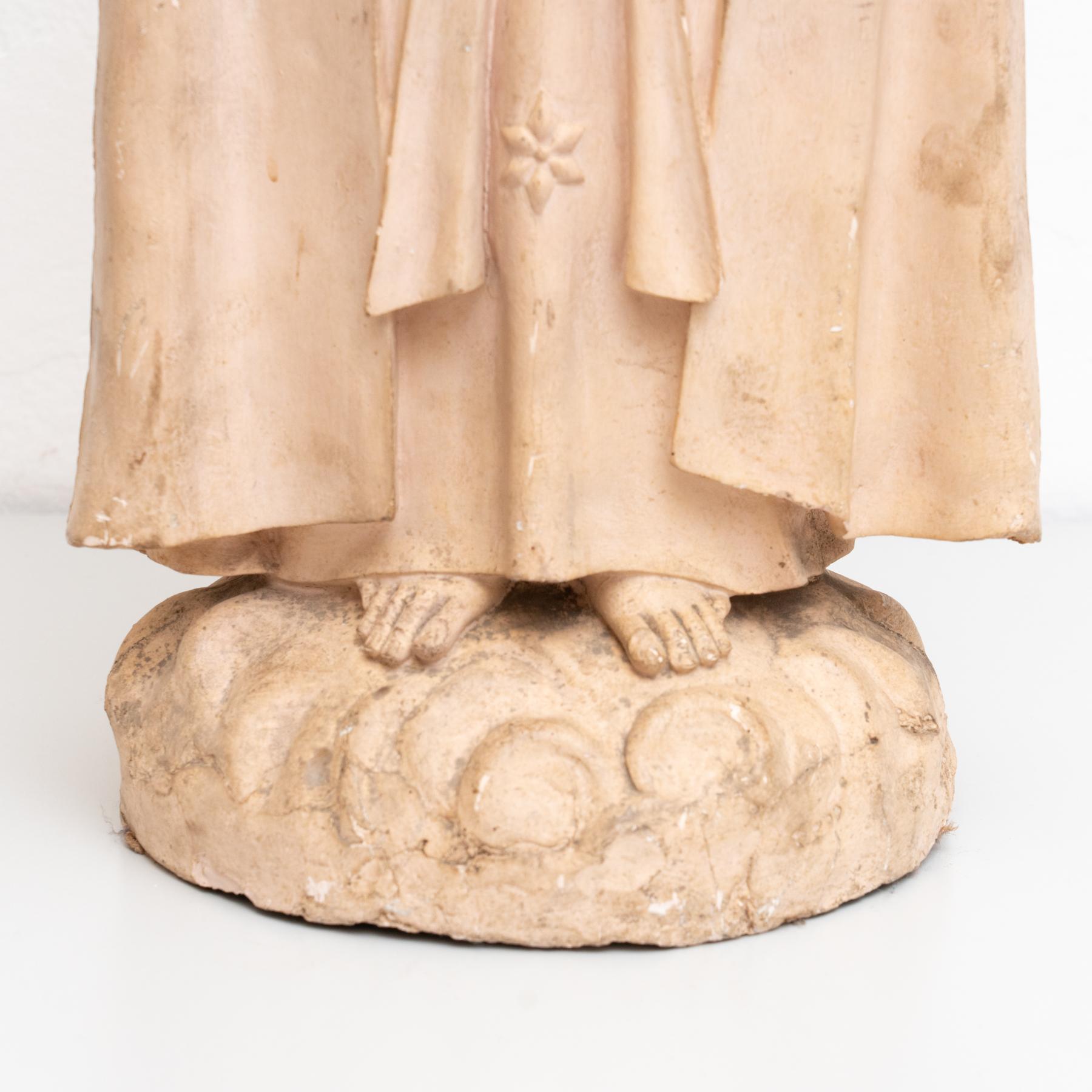 Figure traditionnelle vierge en plâtre, datant d'environ 1950 Bon état - En vente à Barcelona, Barcelona