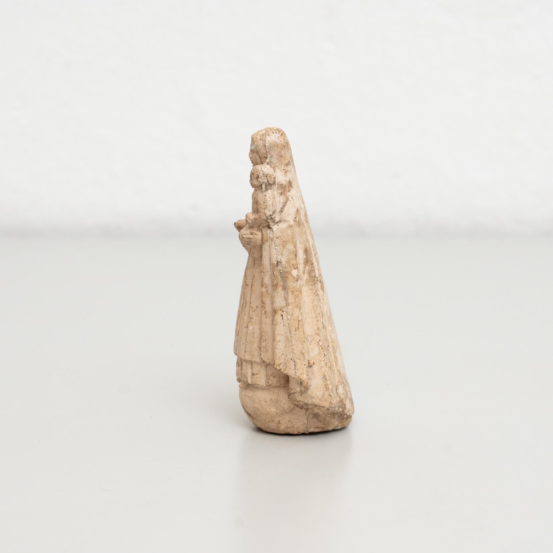 Milieu du XXe siècle Vierge traditionnelle en plâtre, vers 1950 en vente