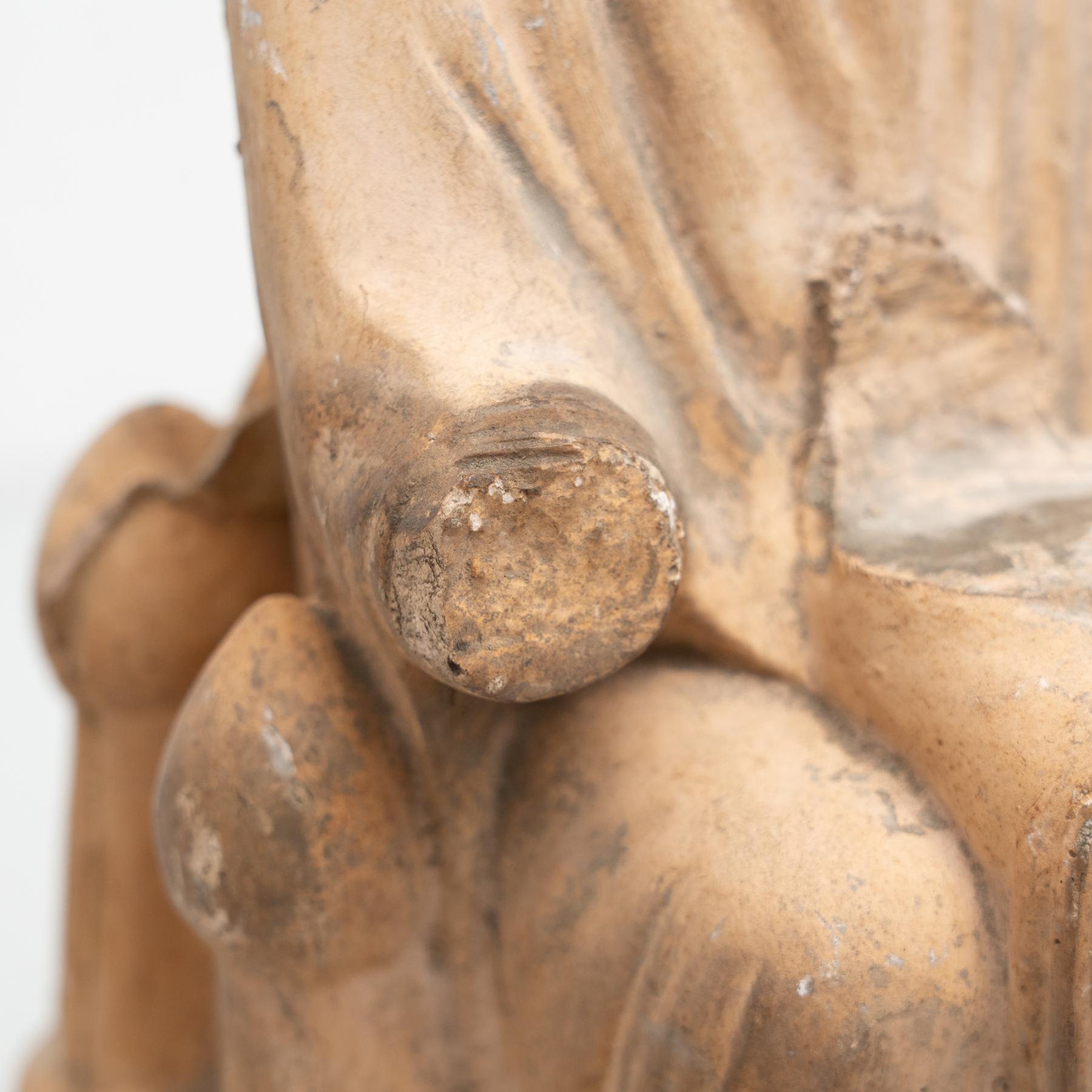 Milieu du XXe siècle Vierge traditionnelle en plâtre, vers 1950 en vente