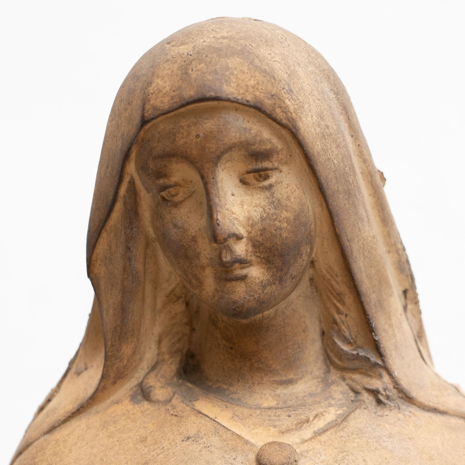 Milieu du XXe siècle Figure traditionnelle vierge en plâtre, datant d'environ 1950 en vente