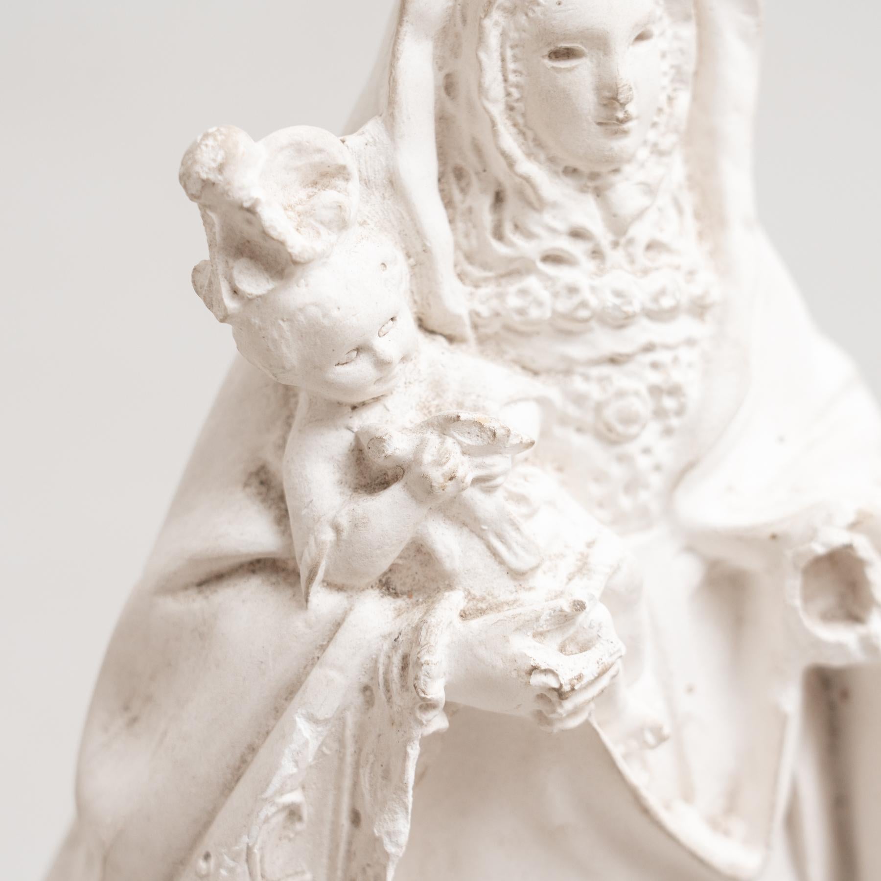 Plâtre Figure traditionnelle vierge en plâtre, datant d'environ 1950 en vente