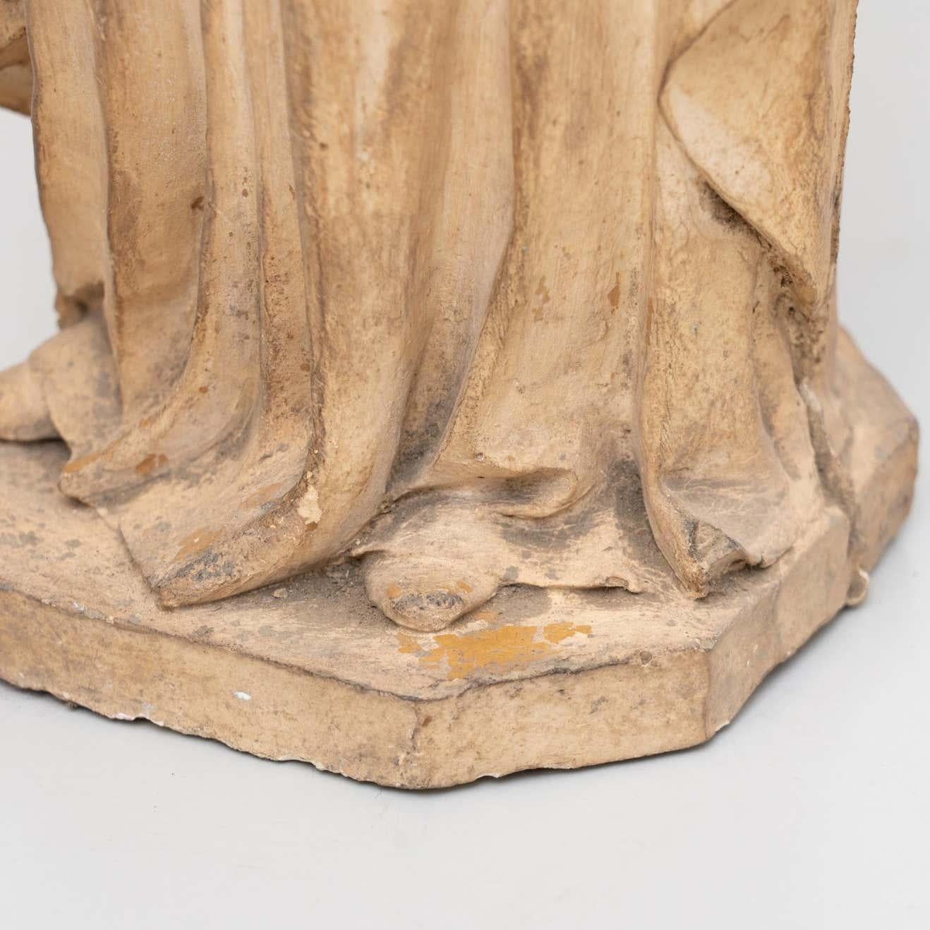 Plâtre Figure traditionnelle vierge en plâtre, datant d'environ 1950 en vente