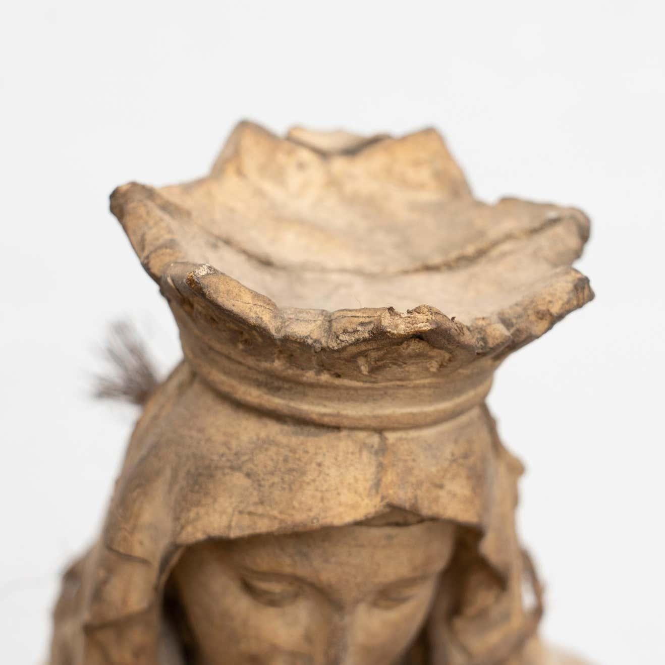 Figure traditionnelle vierge en plâtre, vers 1950 en vente 1