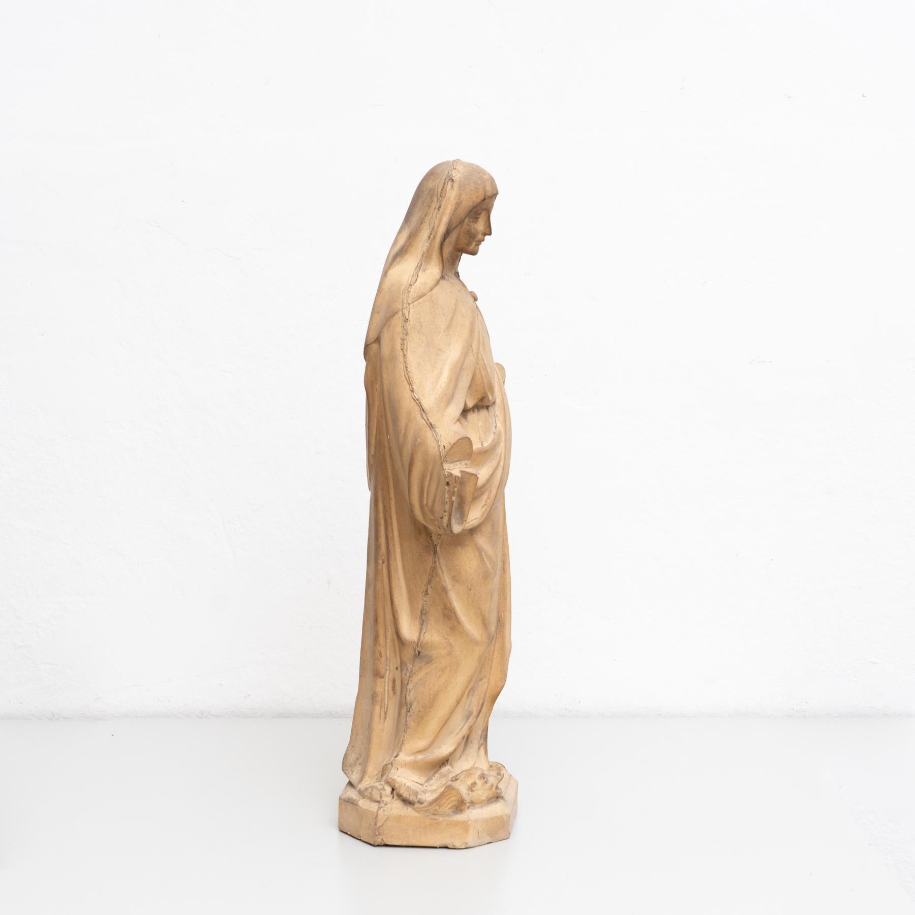 Vierge traditionnelle en plâtre, vers 1950 en vente 1
