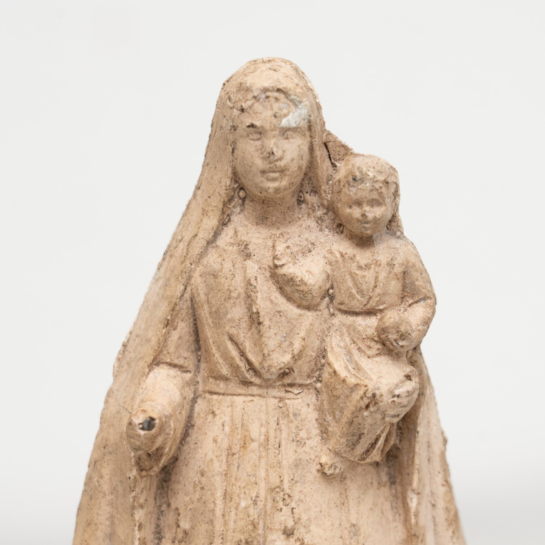 Vierge traditionnelle en plâtre, vers 1950 en vente 1