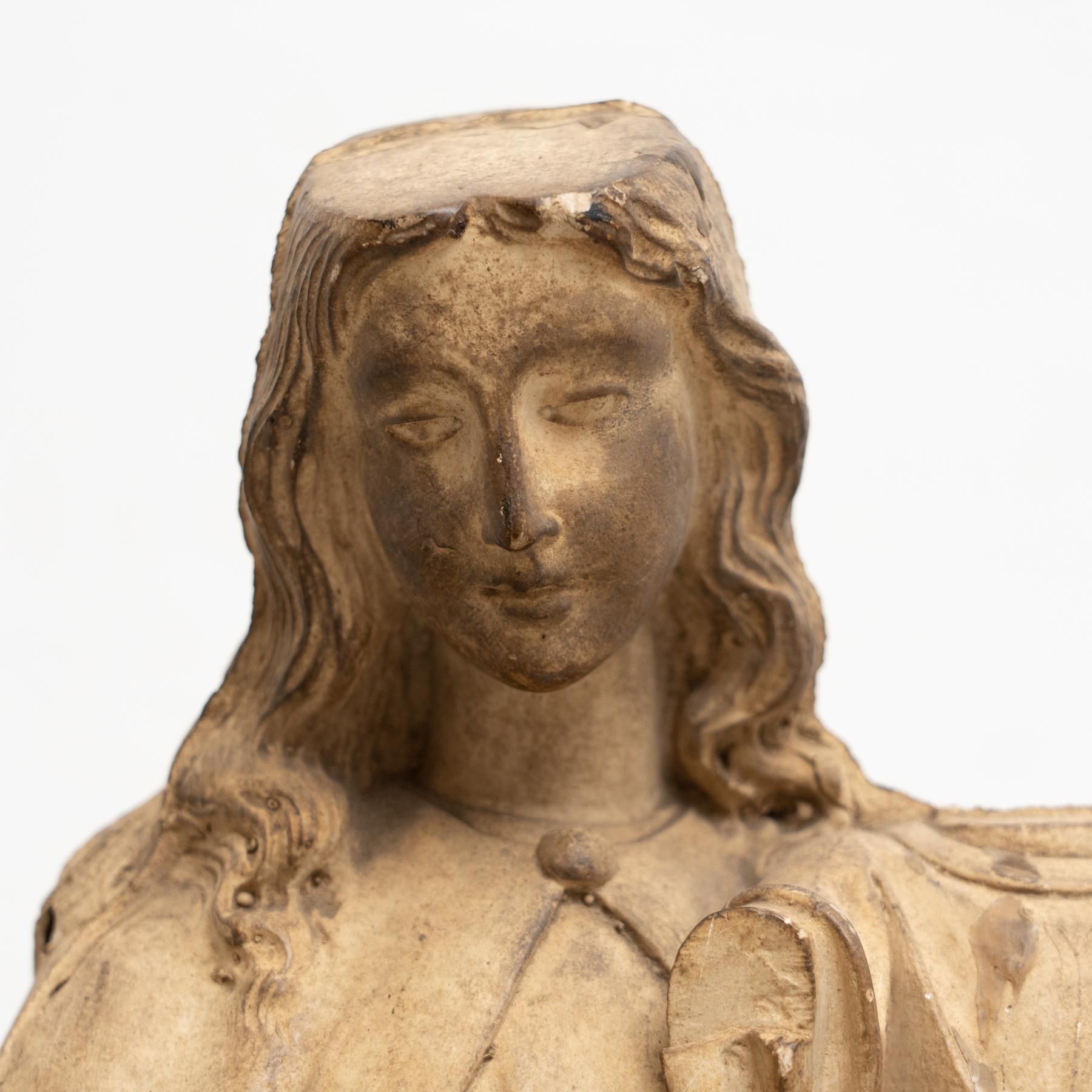 Figure traditionnelle vierge en plâtre, datant d'environ 1950 en vente 1