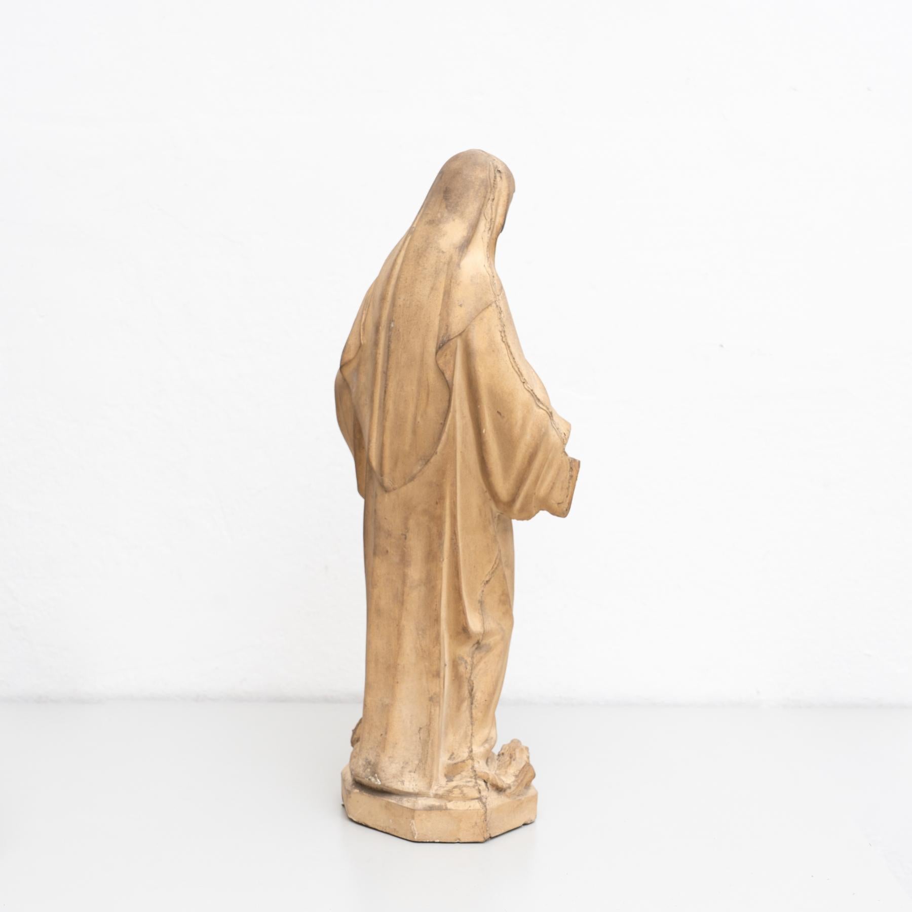 Vierge traditionnelle en plâtre, vers 1950 en vente 2