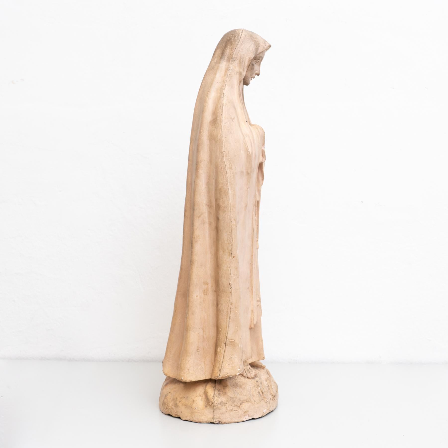 Vierge traditionnelle en plâtre, vers 1950 en vente 2
