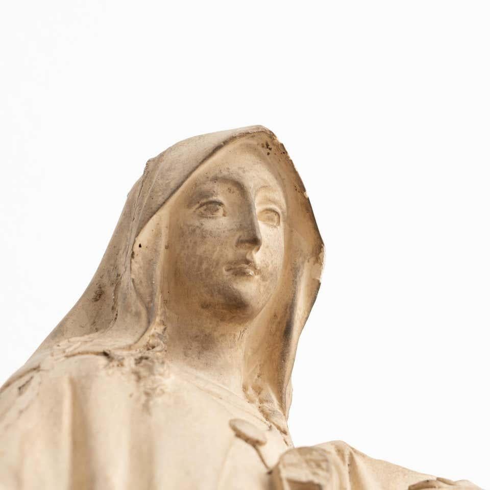 Figure traditionnelle vierge en plâtre dans un autel en bois, datant d'environ 1940 en vente 3