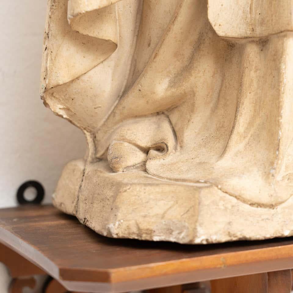 Figure traditionnelle vierge en plâtre dans un autel en bois, datant d'environ 1940 en vente 4