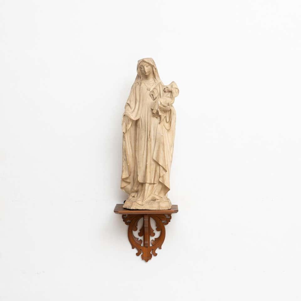 Traditionelle religiöse Gipsfigur einer Jungfrau in einem Holzaltar.

Hergestellt in einem traditionellen katalanischen Atelier in Olot, Spanien, um 1940.

Originaler Zustand mit geringen alters- und gebrauchsbedingten Abnutzungserscheinungen, der