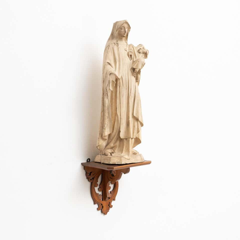 Plaster Virgin Traditional Figure in a Wooden Altar, circa 1940 For Sale 2