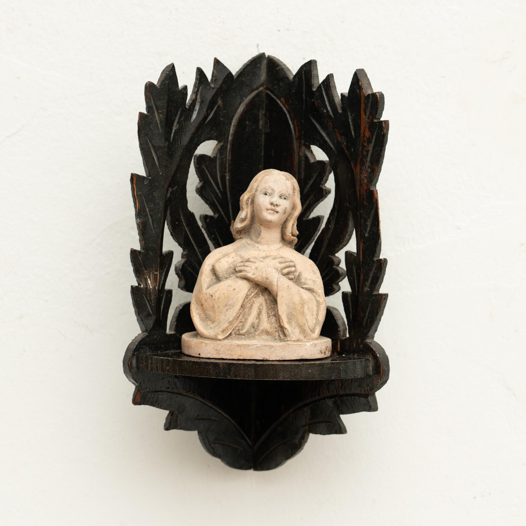 Moderne Figure traditionnelle vierge en plâtre dans un autel en bois, datant d'environ 1950 en vente