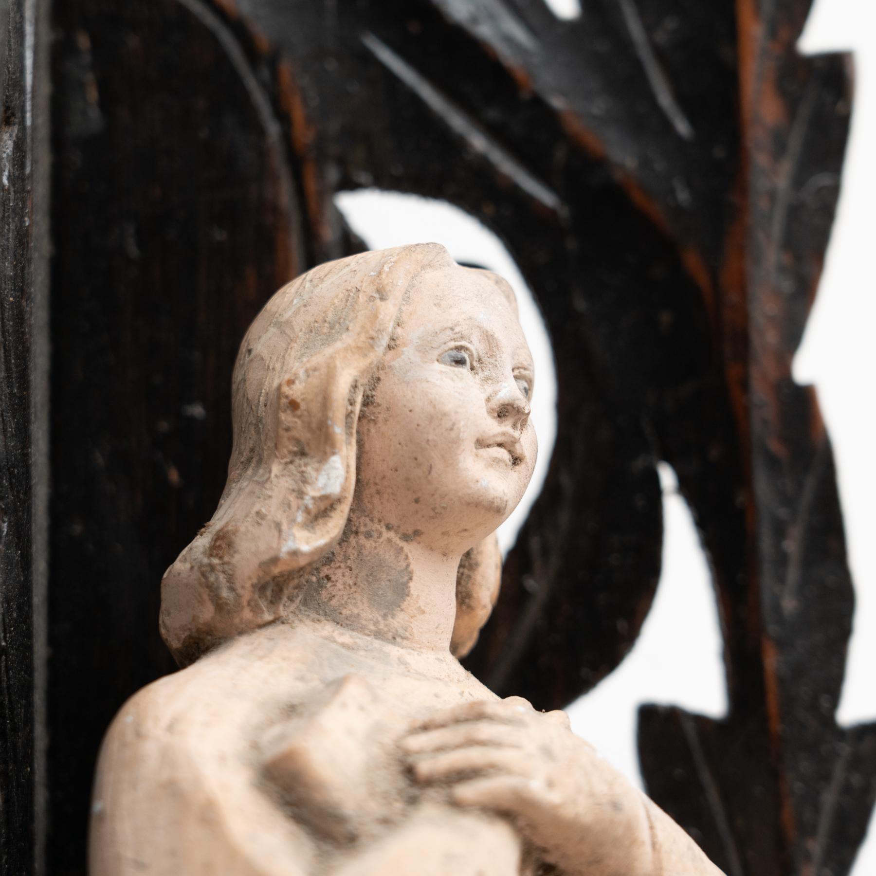 Plâtre Figure traditionnelle vierge en plâtre dans un autel en bois, datant d'environ 1950 en vente