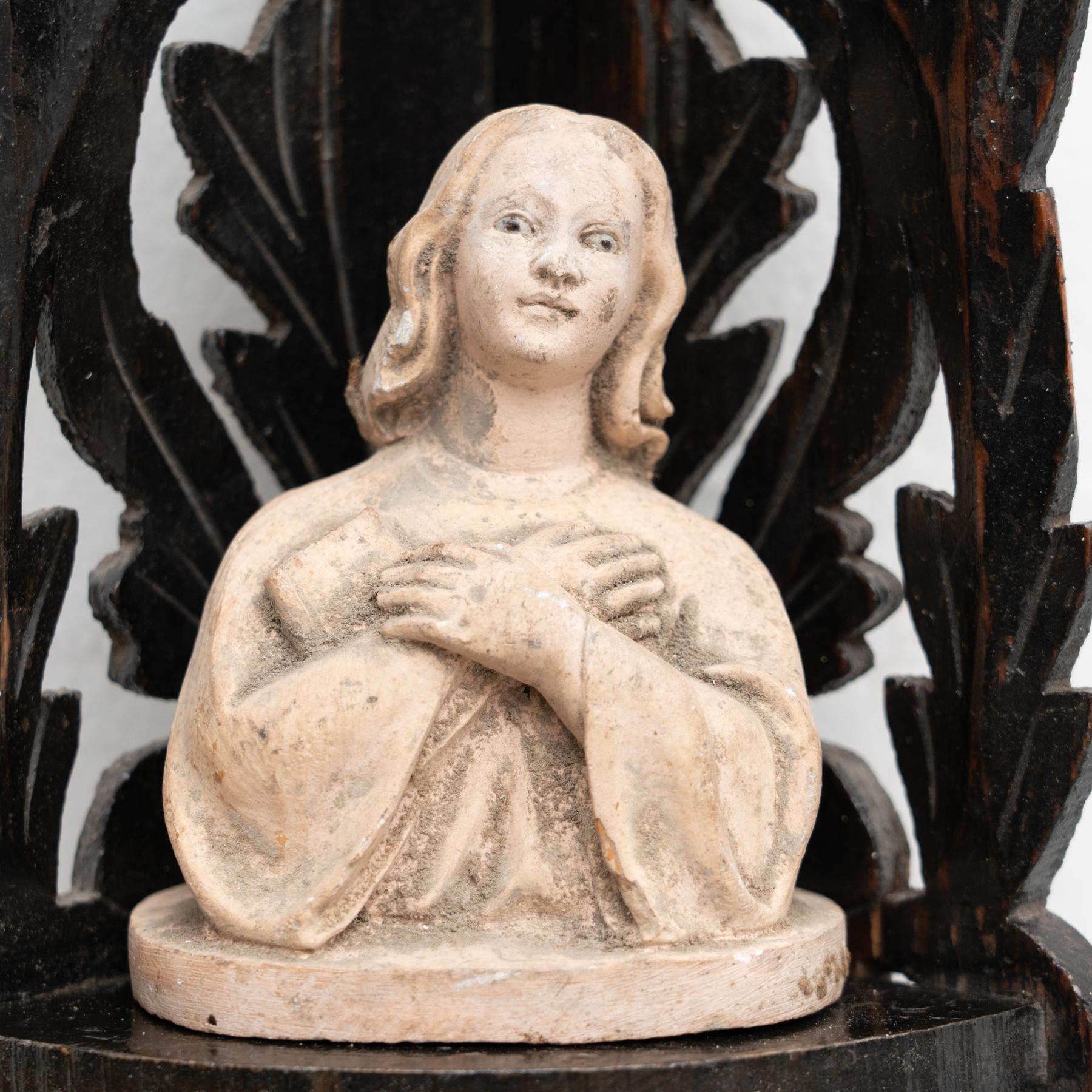 Figure traditionnelle vierge en plâtre dans un autel en bois, datant d'environ 1950 en vente 1