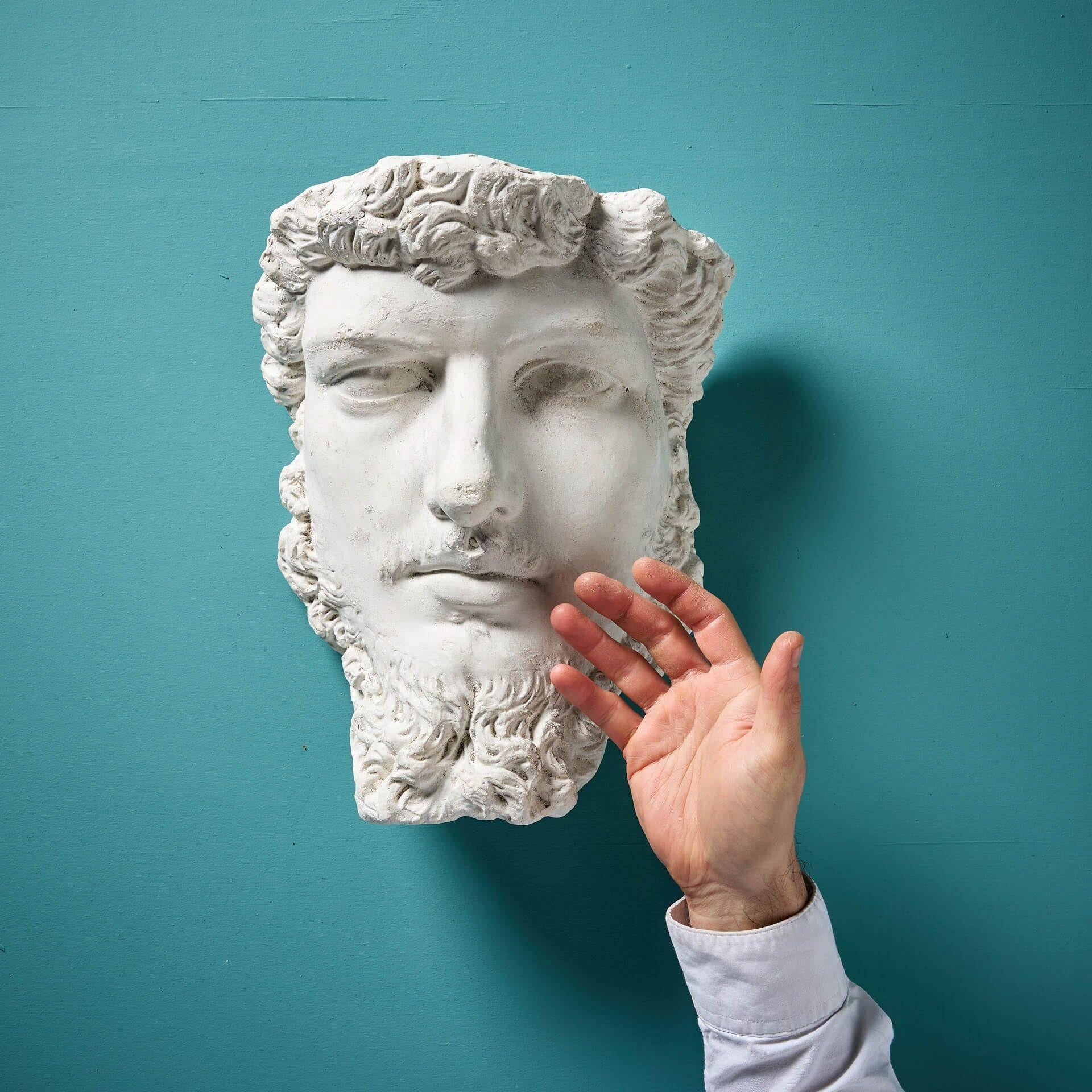 Un imponente busto in gesso da parete in stile Grand Tour dell'inizio del XX secolo di Lucio Vero, co-imperatore dell'antica Roma dal 161 al 169 insieme al fratello adottivo Marco Aurelio.

Questo gesso, che ricalca l'antico ritratto in marmo