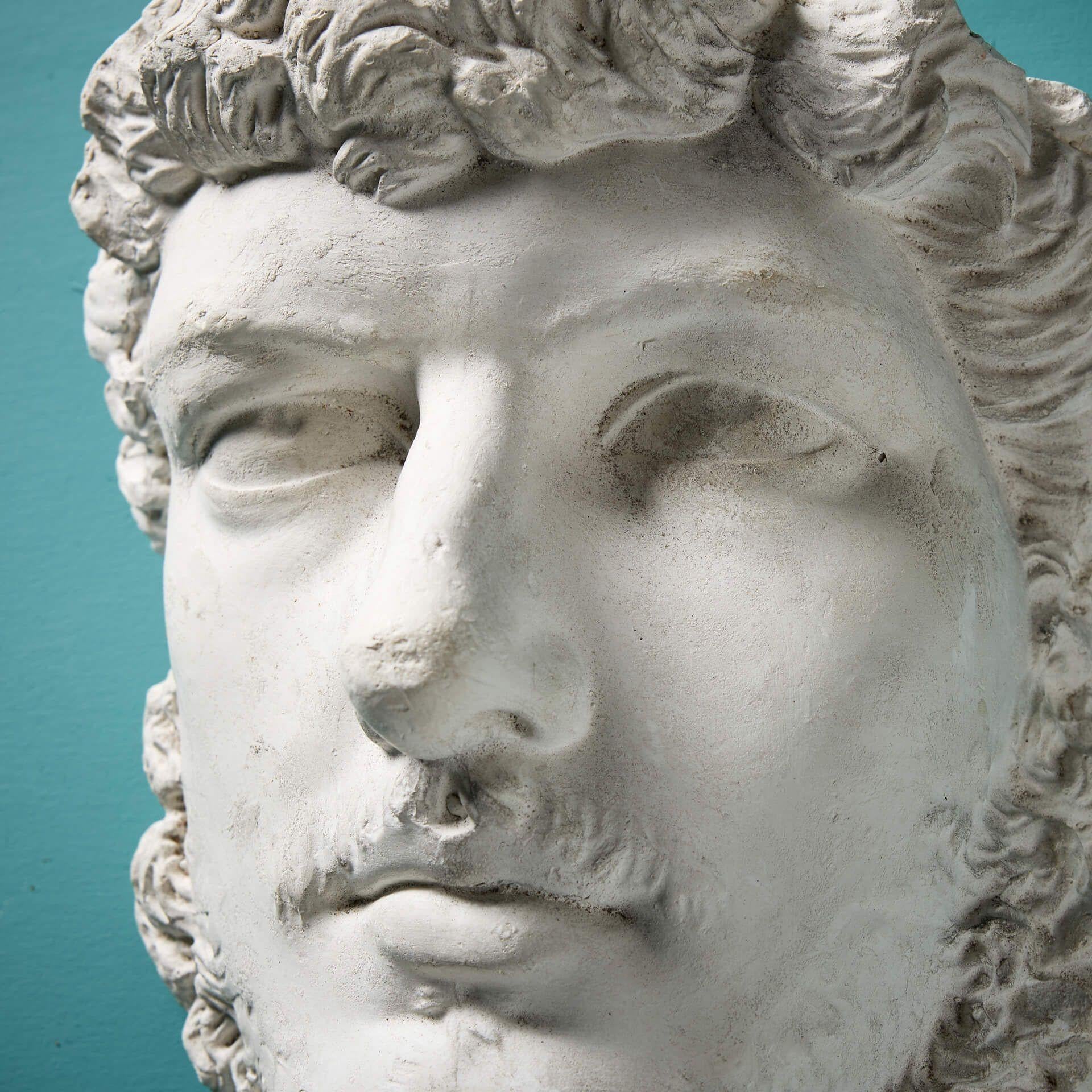 Neoclassico Busto in gesso da appendere a parete di Lucio Vero secondo l'Antico in vendita