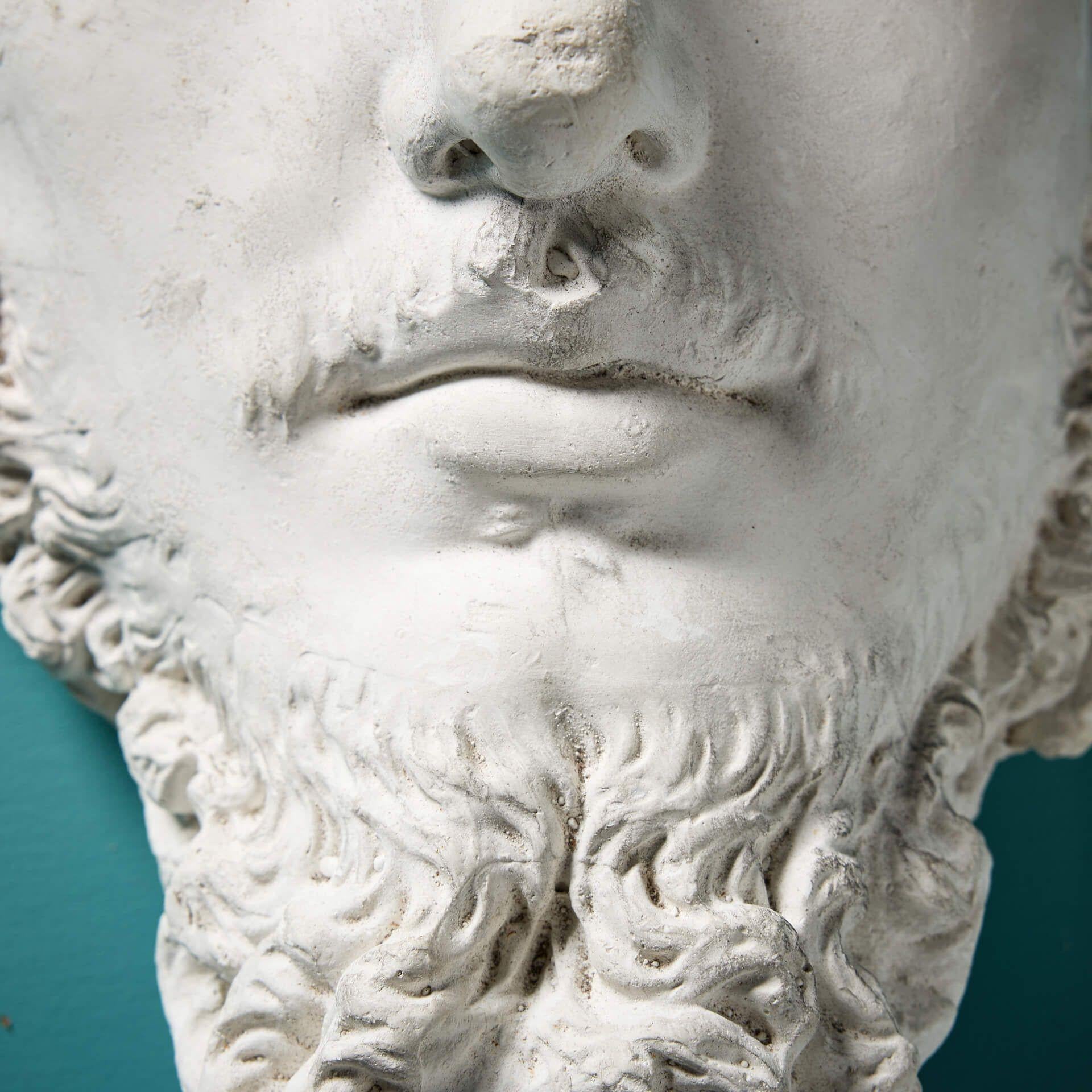 Italiano Busto in gesso da appendere a parete di Lucio Vero secondo l'Antico in vendita