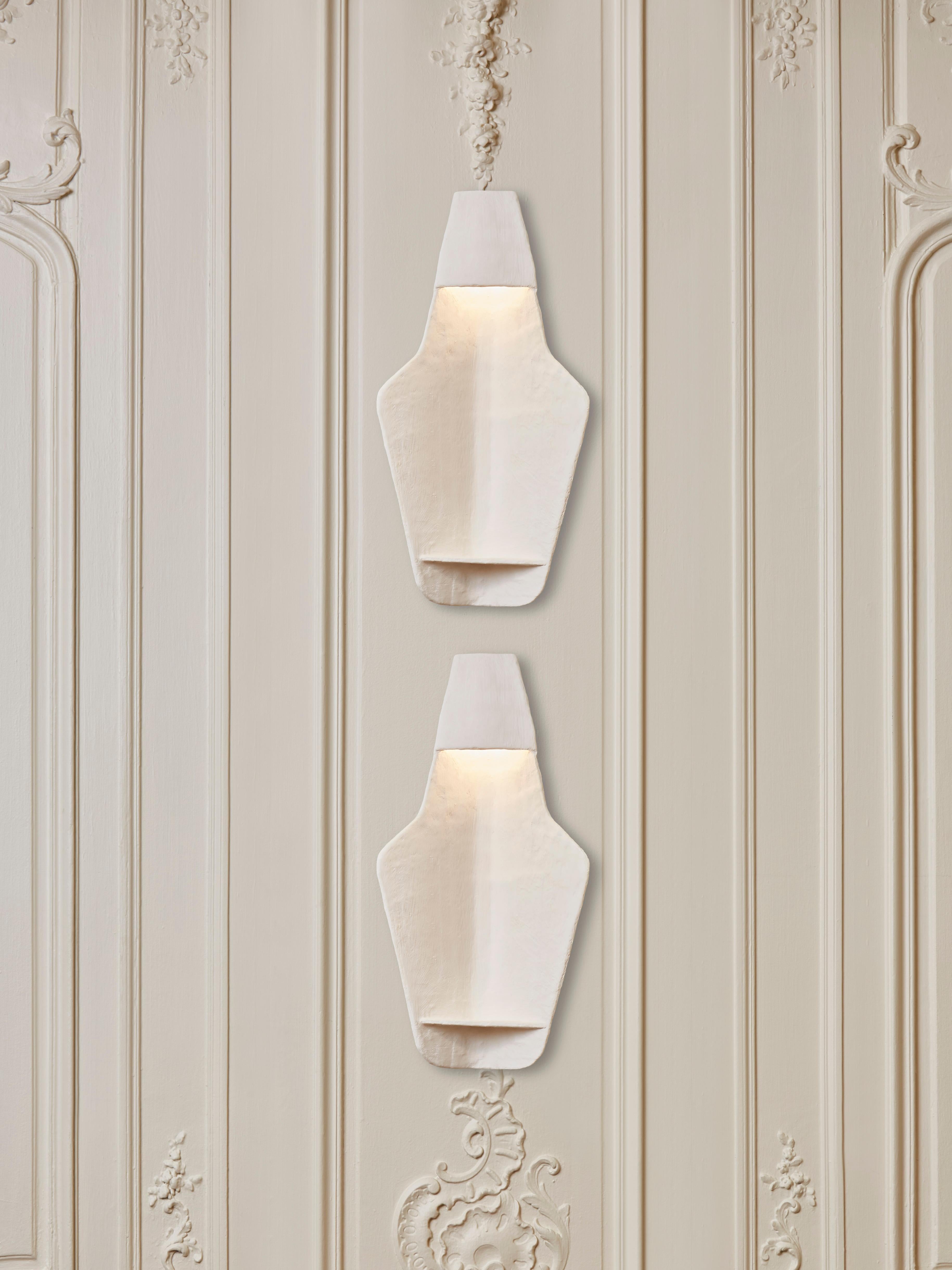 Elegant pair of wall sconces in plaster.
Signed piece by the french artist F. Weiss, 2021.