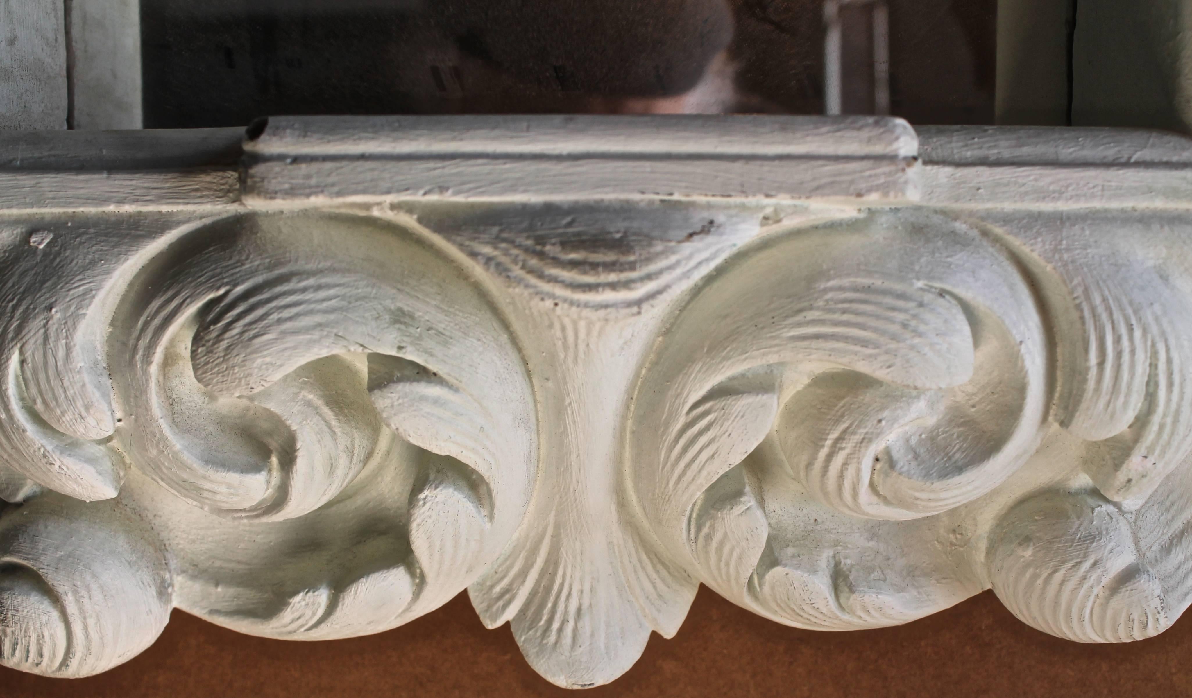 Metà XX secolo Specchio da parete in gesso in stile Hollywood Regency di Dorothy Draper in vendita