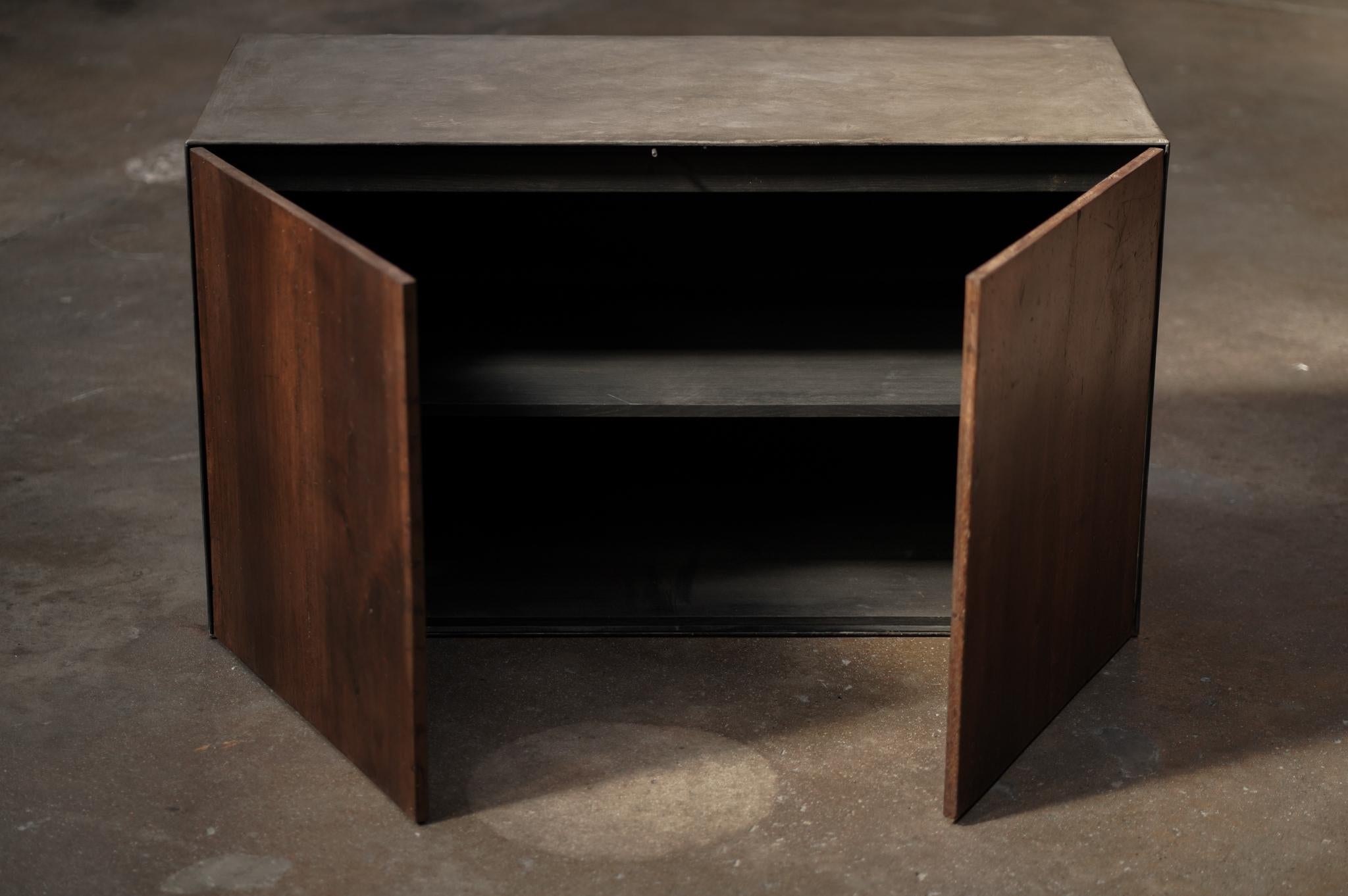 Armadio a due ante in gesso e Wood In condizioni buone in vendita a Los Angeles, CA