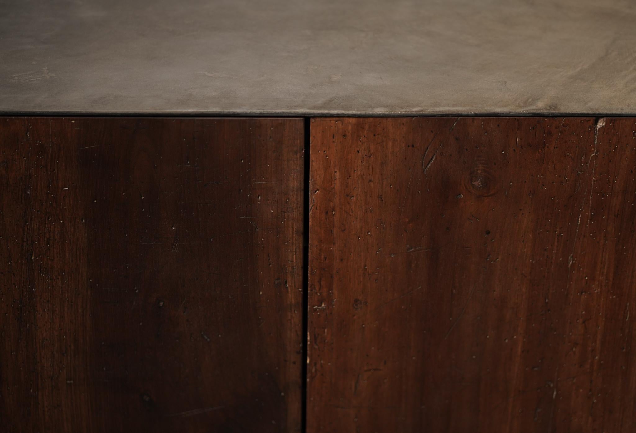 XXI secolo e contemporaneo Armadio a due ante in gesso e Wood in vendita